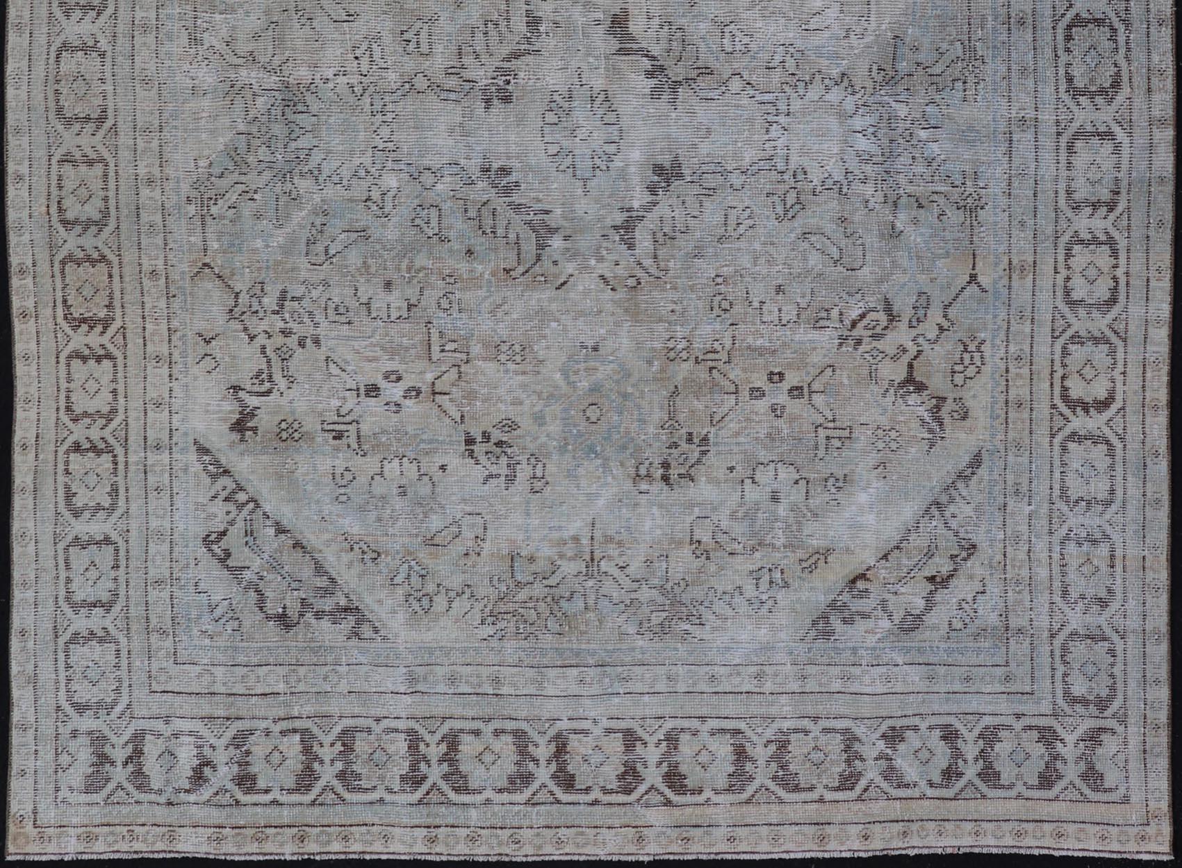 Vintage Persian Mahal Rug with Sub-Geometric Design with Small Medallion In Fair Condition For Sale In Atlanta, GA