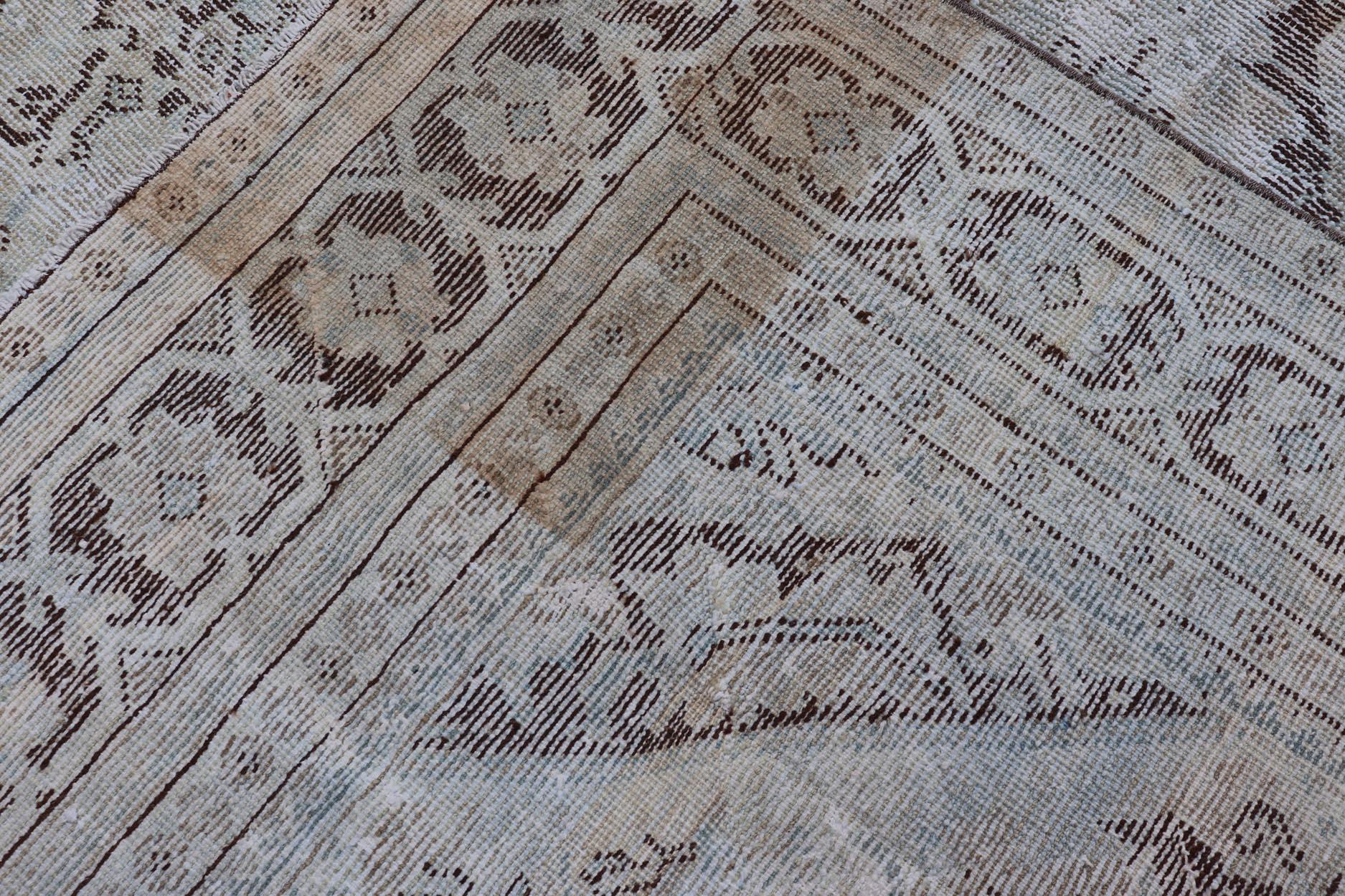 Persischer Mahal-Teppich mit subgeometrischem Design und kleinem Medaillon (20. Jahrhundert) im Angebot