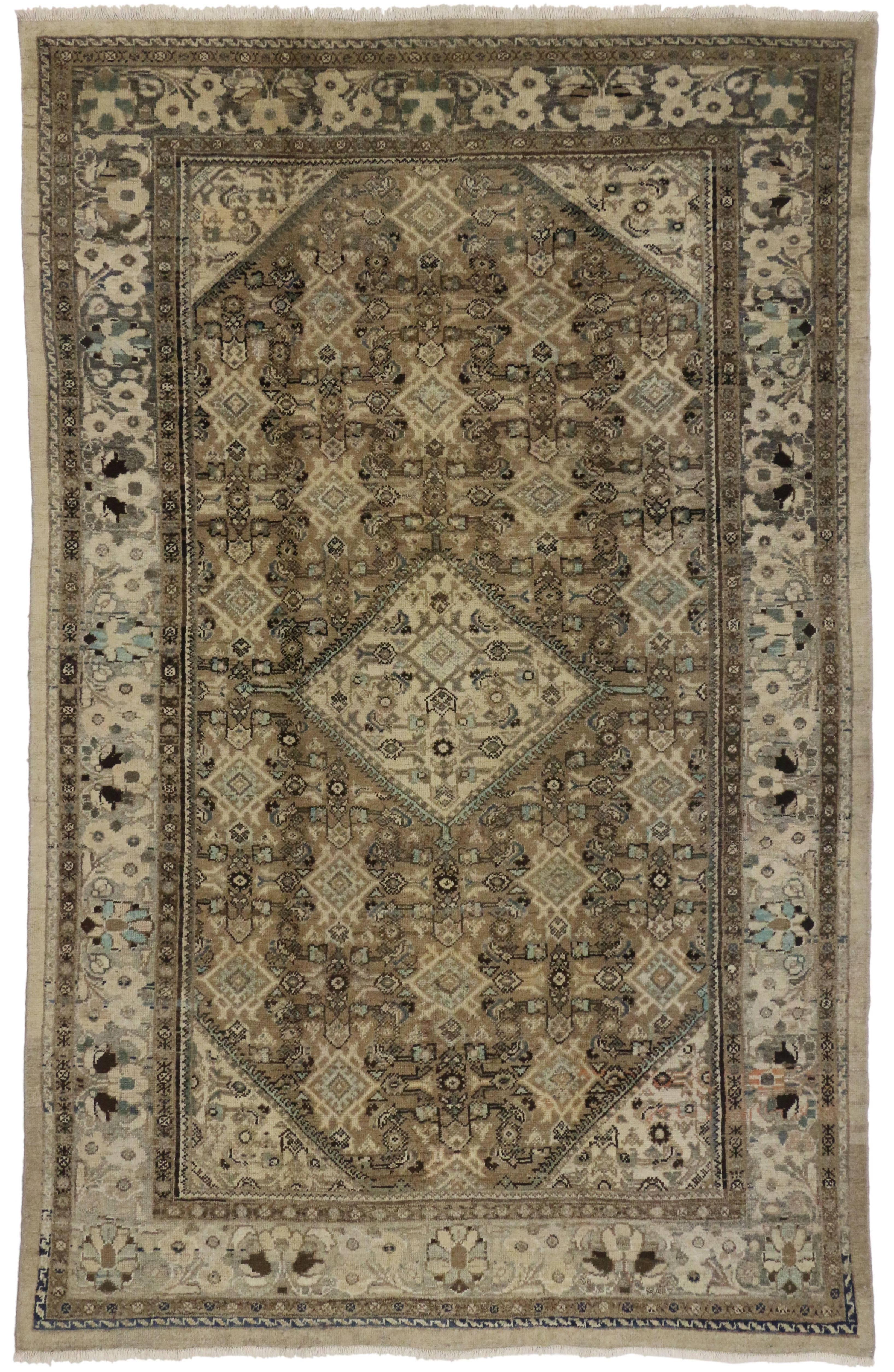 76505 Vintage Persian Mahal Teppich mit rustikalem Chippendale Stil 06'10 x 10'10. Mit seinen neutralen Farben und seiner verwitterten Schönheit kombiniert mit nostalgischem Charme schafft dieser alte persische Mahal-Teppich eine unnachahmliche