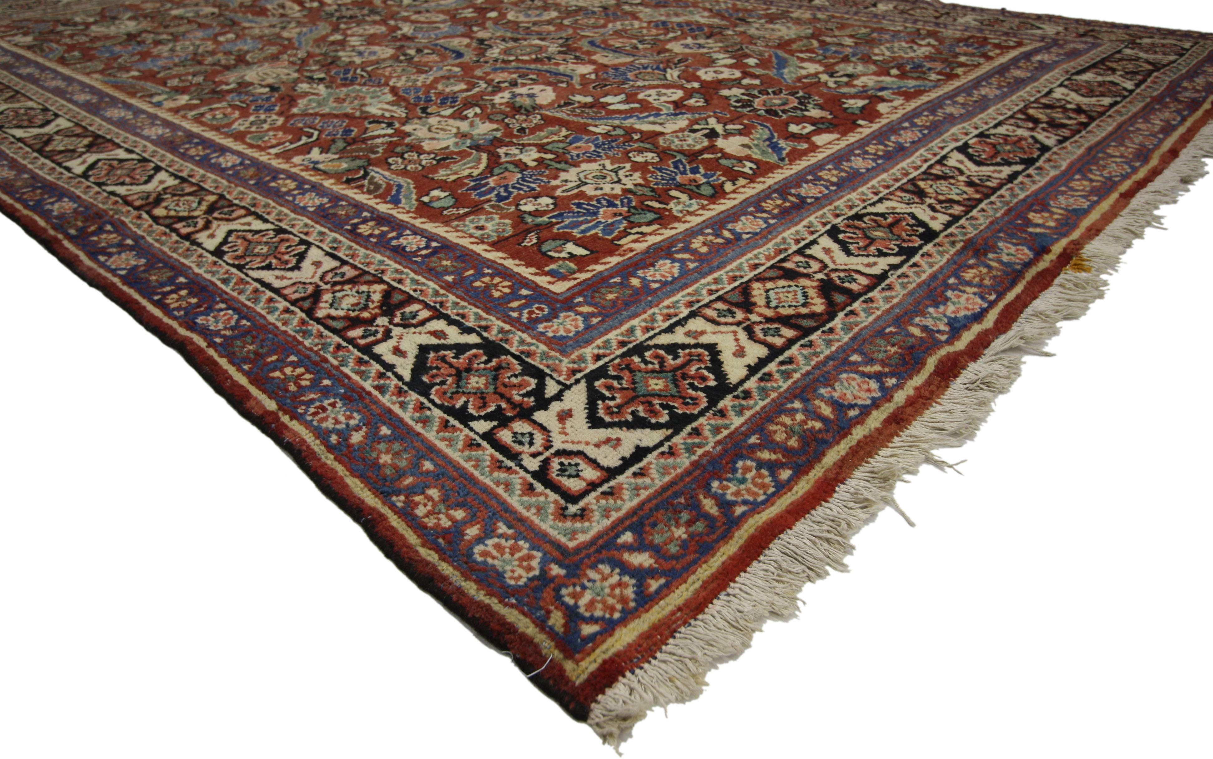 75320 Vintage Persian Mahal Teppich mit Modern English Traditional Style 07'06 X 10'03. Dieser handgeknüpfte persische Mahal-Teppich aus Wolle im Vintage-Stil zeichnet sich durch ein zentrales Medaillon in einem abraschierten Feld aus, das von
