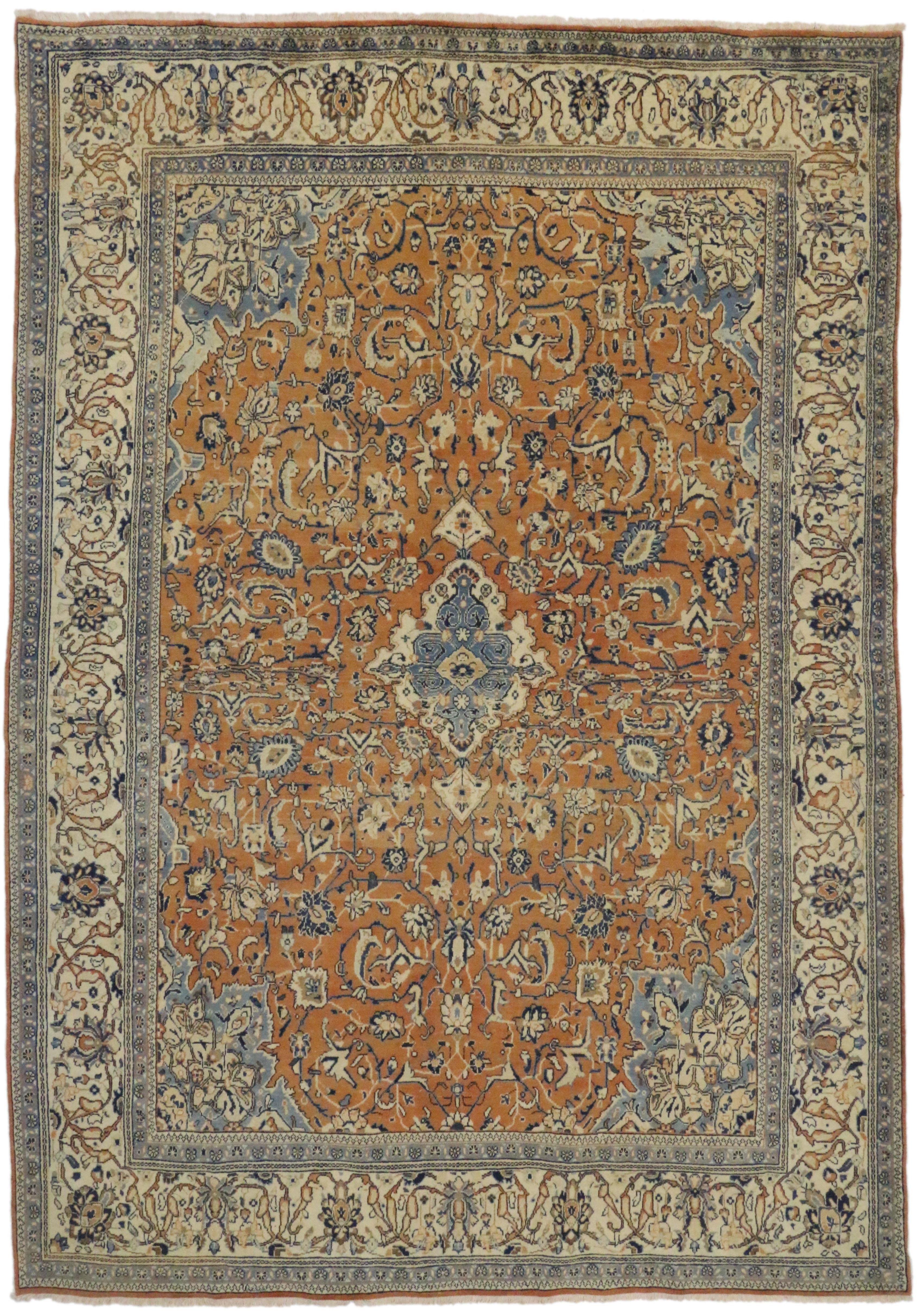 76421 Vintage Persian Mahal Teppich mit viktorianischen Stil 09'00 x 12'10. Dieser handgeknüpfte persische Mahal-Teppich aus Wolle im Vintage-Stil zeigt ein zentrales Medaillon in Rautenform mit Ankeranhängern, umgeben von einem floralen