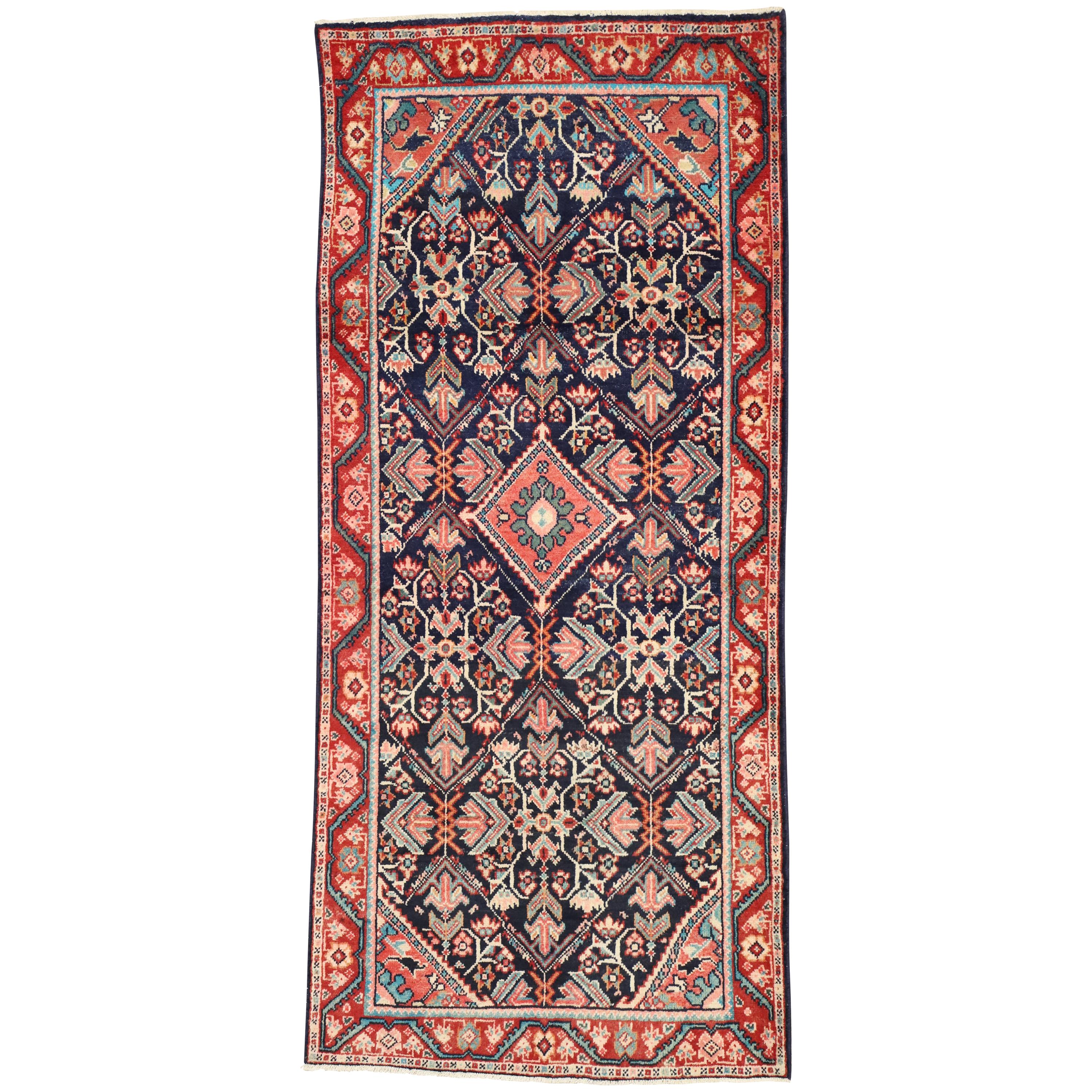 76003 Vintage Persian Mahal Läufer mit traditionellem Stil, breiter Flur Läufer 03'07 x 08'00. Dieser handgeknüpfte persische Mahal-Läufer aus Wolle zeigt ein gestuftes Rautenmedaillon mit vier Ankeranhängern, die in einem sechseckigen, getäfelten