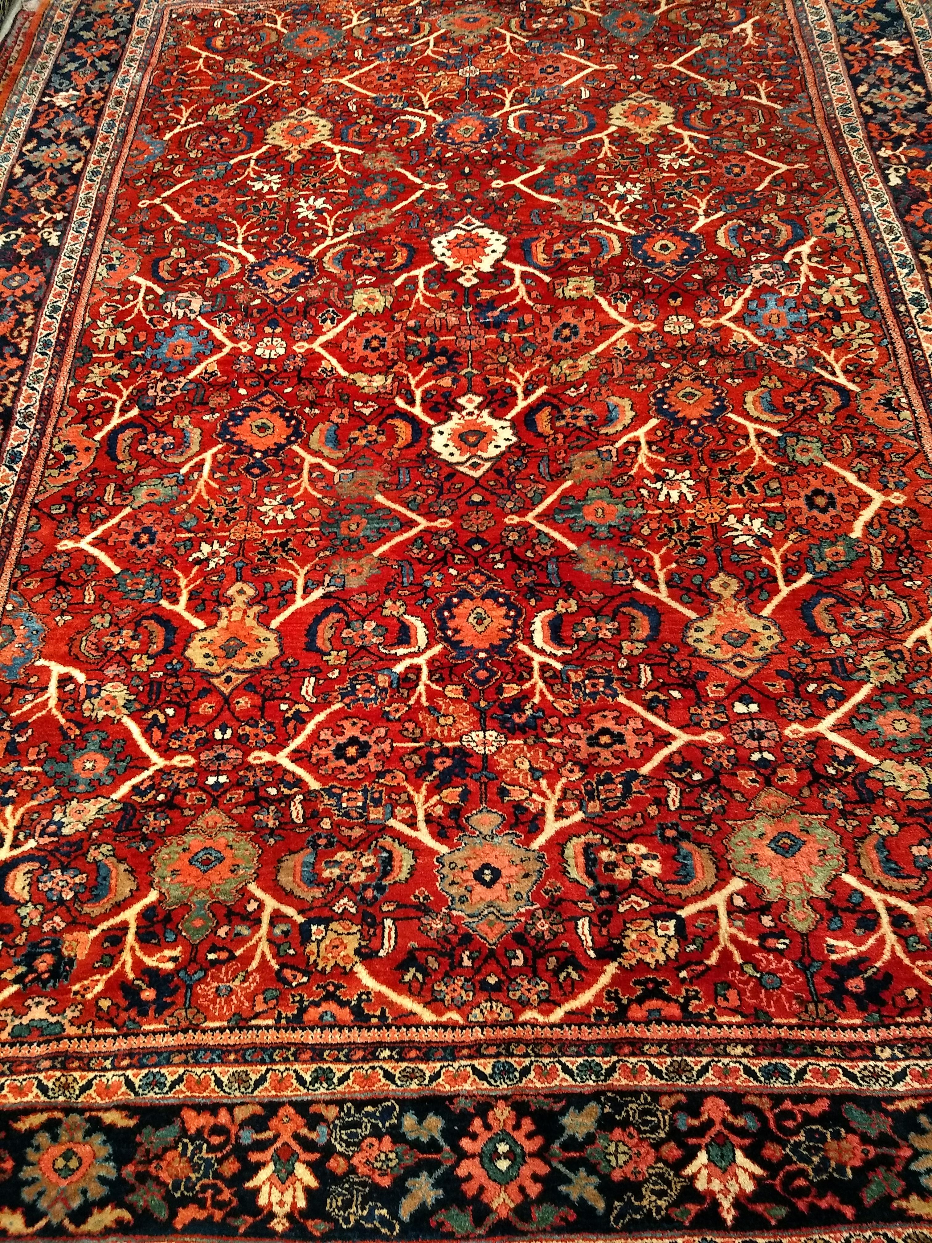 Einer der prächtigsten persischen Mahal-Sultanabad-Teppiche in unserer Collection'S aus den frühen 1900er Jahren.  Der Teppich besteht aus einem großflächigen Allover-Muster mit geometrischen Formen, die durch geschwungene Linien miteinander