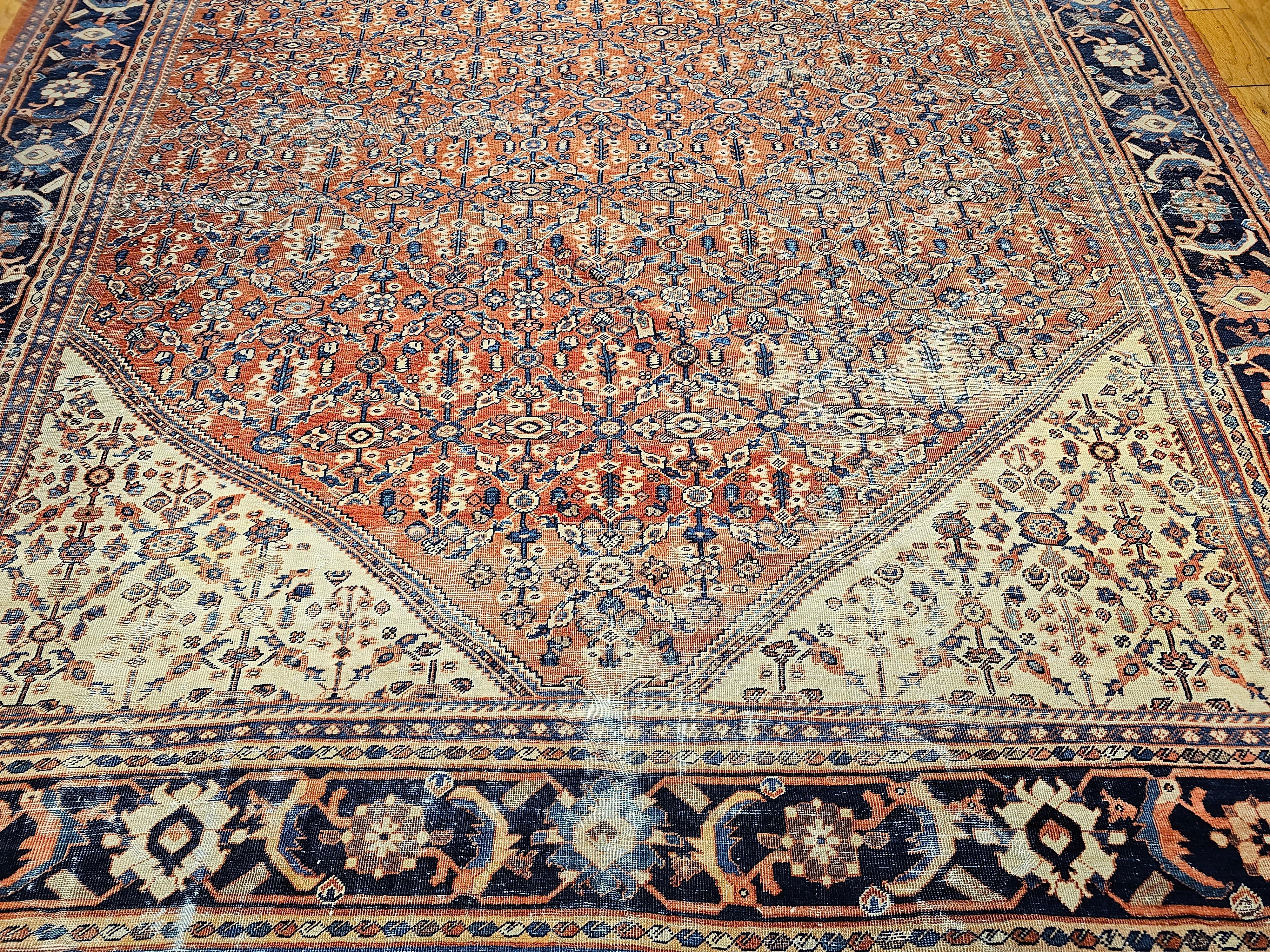 XIX secolo Mahal Sultanabad persiano d'epoca con motivo a trifoglio in rosso mattone, avorio e marina in vendita