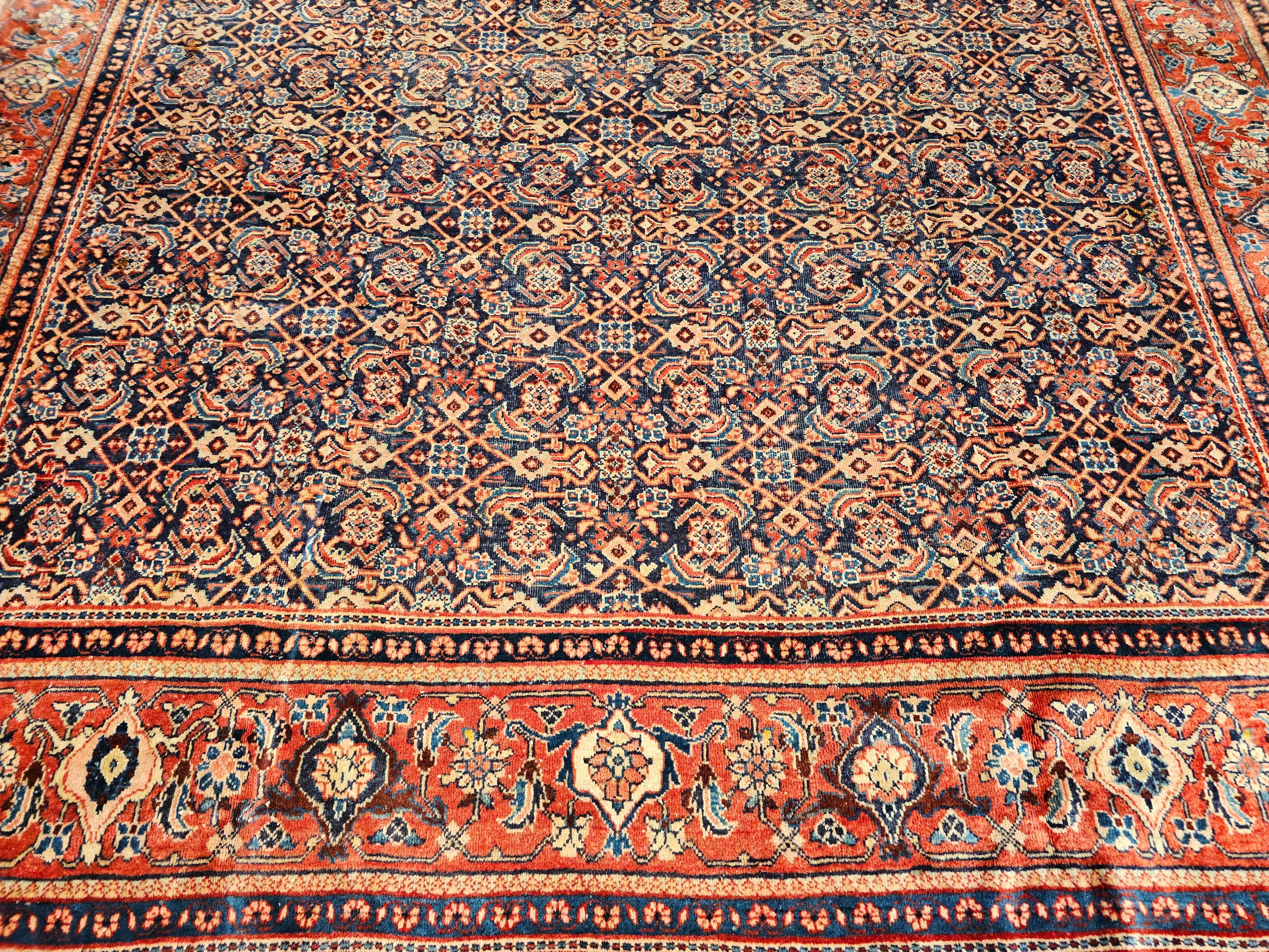 Persischer Mahal Sultanabad Vintage-Teppich in Blau mit All-over-Muster in Terrakotta (Wolle) im Angebot