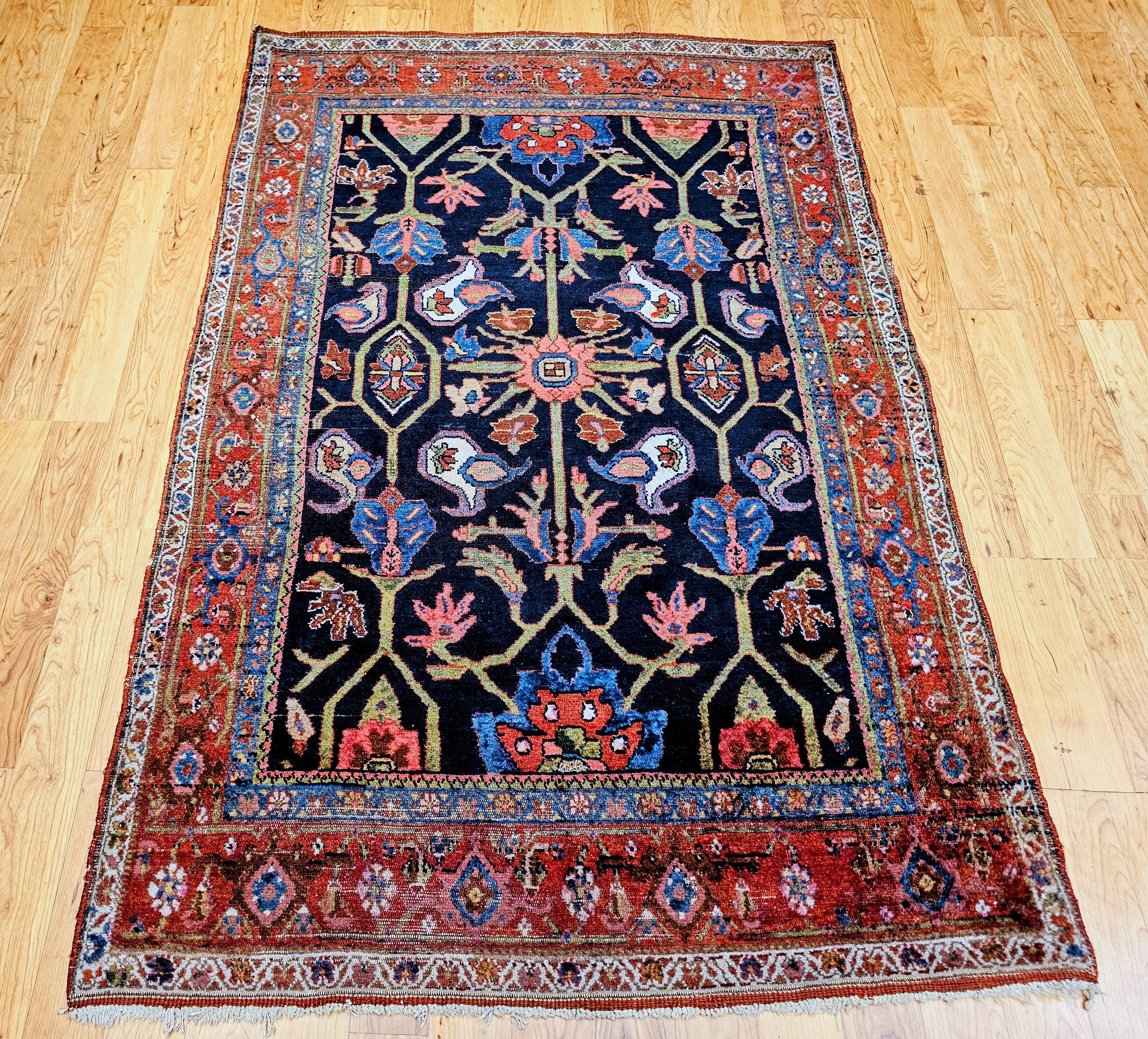 Ein alter persischer Mahal-Sultanabad-Teppich mit einem geometrischen Muster in Marineblau, Dunkelrot, Grün und Französisch-Blau.   Das Mahal-Sultanabad-Gebiet  Der Teppich hat eine mitternachtsblaue Feldfarbe mit großen geometrischen und floralen