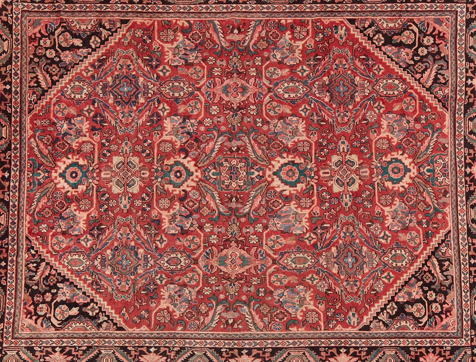 Moderna alfombra vintage persa Mahal de lana anudada a mano, con un campo rojo rubí intrincadamente decorado y esquinas triangulares. Bellamente elaborada con deslumbrantes rosas en los bordes florales. De una finca en San Francisco, California.