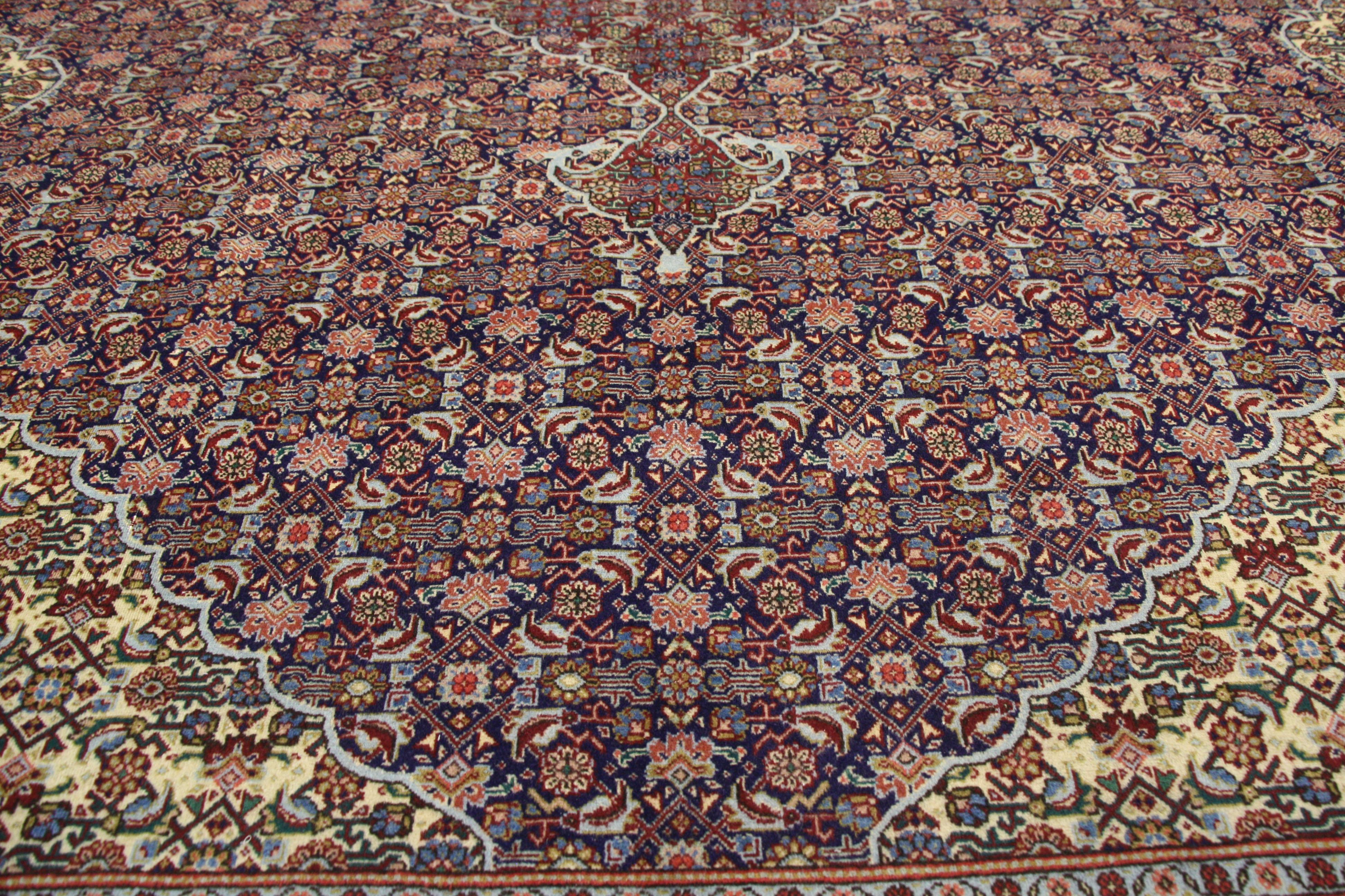 60713, tapis vintage persan Tabriz à motif de poisson Mahi, style traditionnel. Ce tapis Mahi Tabriz de style traditionnel présente le célèbre motif de poisson dans une palette brillante de bijoux. Au centre de la scène, un losange de grandeur et