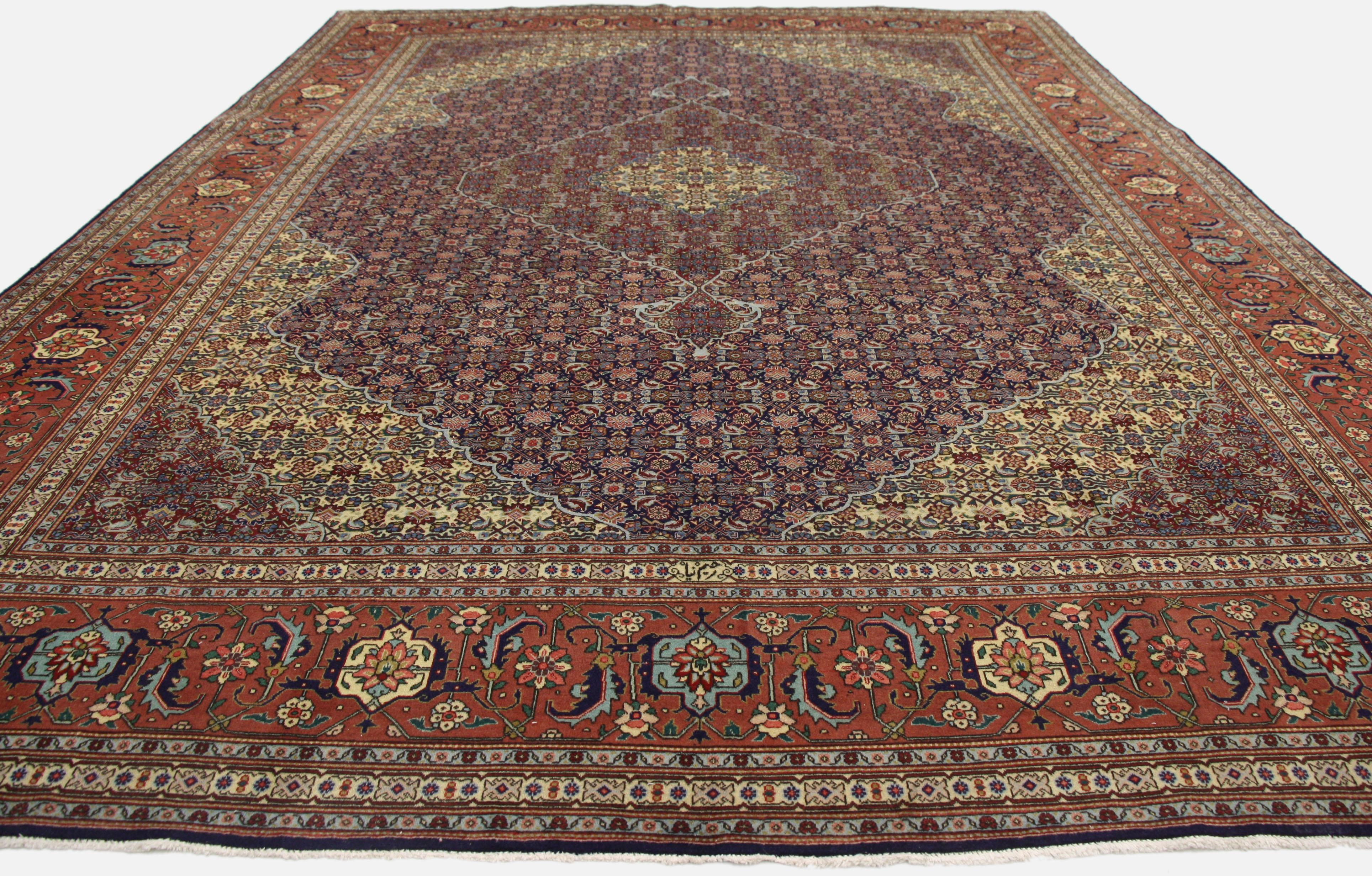 Perse Tapis persan vintage Tabriz à motif de poisson Mahi avec style traditionnel en vente