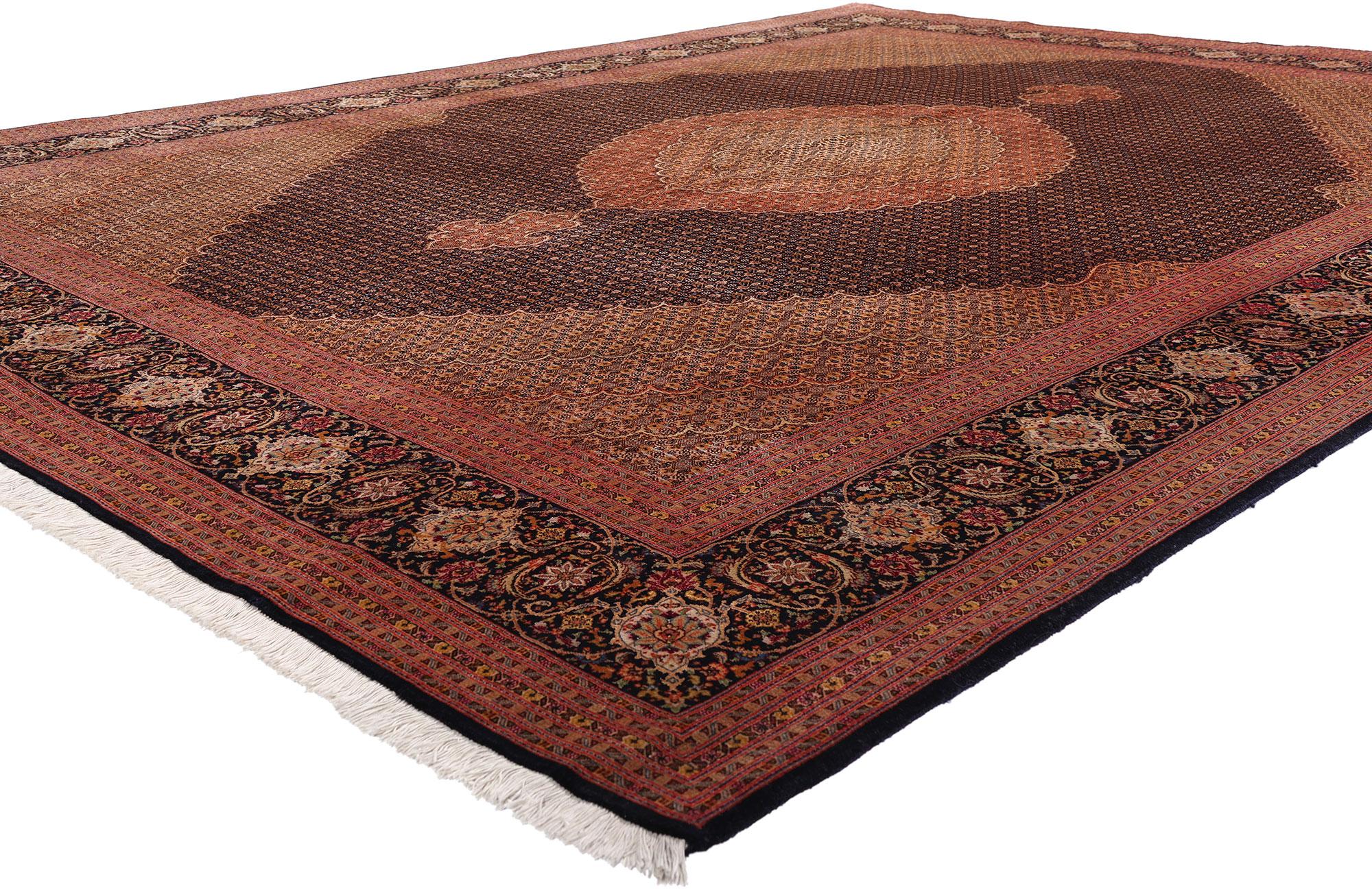 76980, tappeto persiano vintage di Tabriz con disegno di pesce Mahi e stile tradizionale. Questa bellezza accattivante di un tappeto persiano Tabriz vintage presenta un medaglione floreale centrale sovrapposto. Il medaglione galleggia in un mare di