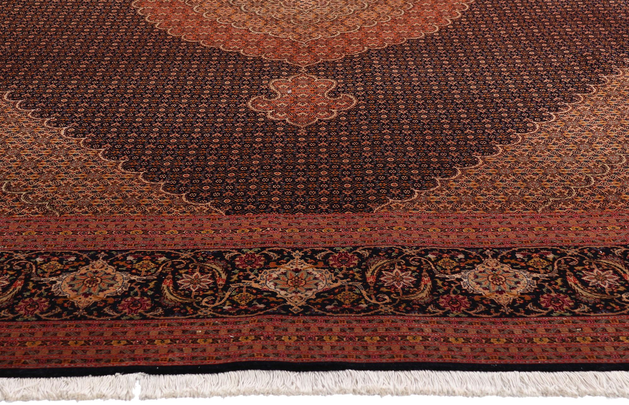 Annodato a mano Tappeto persiano vintage Mahi Fish Design Tabriz con stile tradizionale in vendita