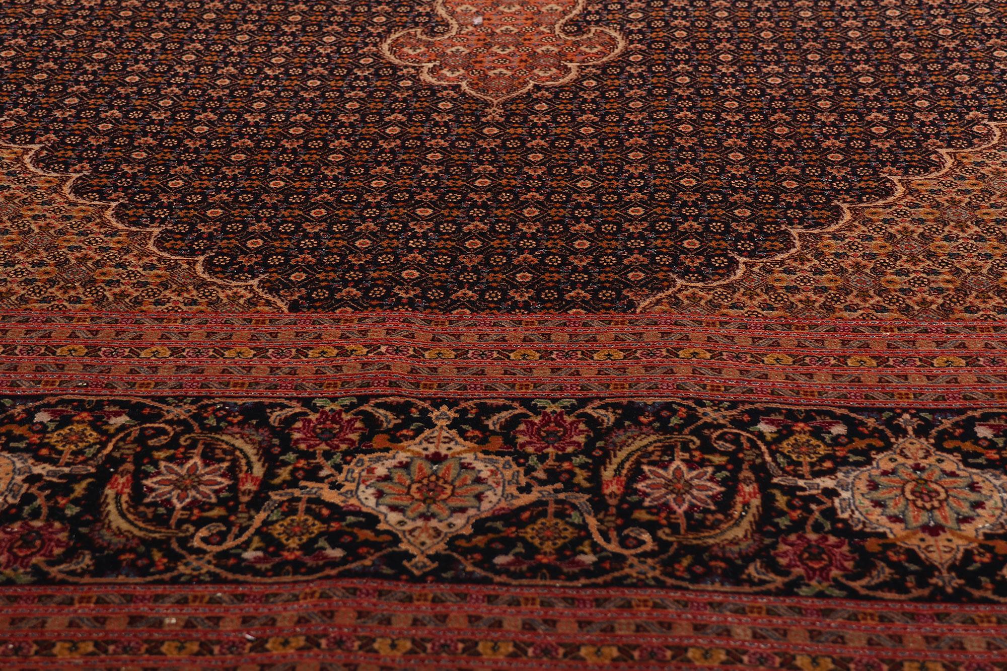 XX secolo Tappeto persiano vintage Mahi Fish Design Tabriz con stile tradizionale in vendita