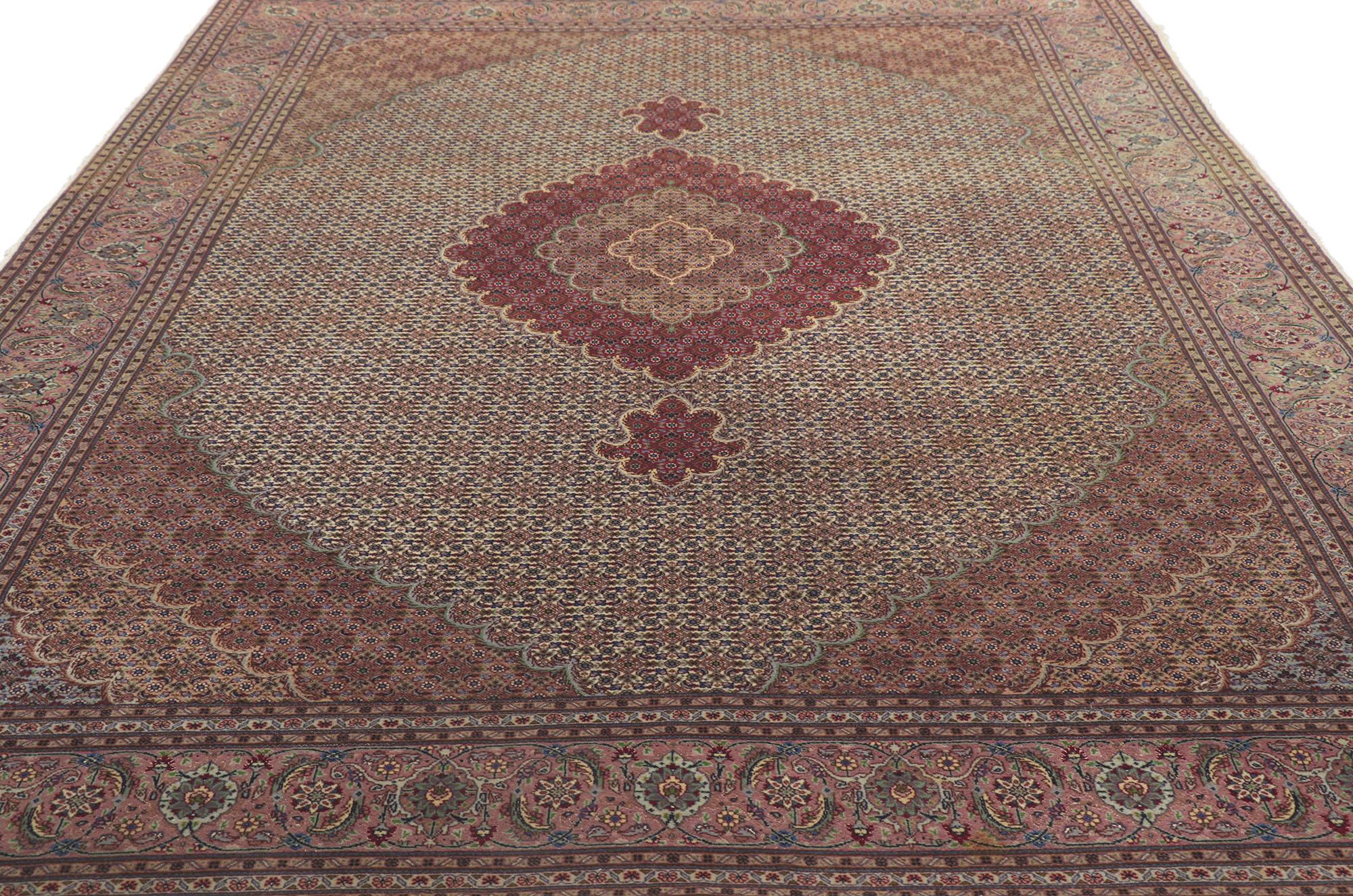 Persischer Mahi-Tabriz-Teppich im Vintage-Stil, zeitlose Eleganz trifft auf historischen Reichtum im Zustand „Gut“ im Angebot in Dallas, TX