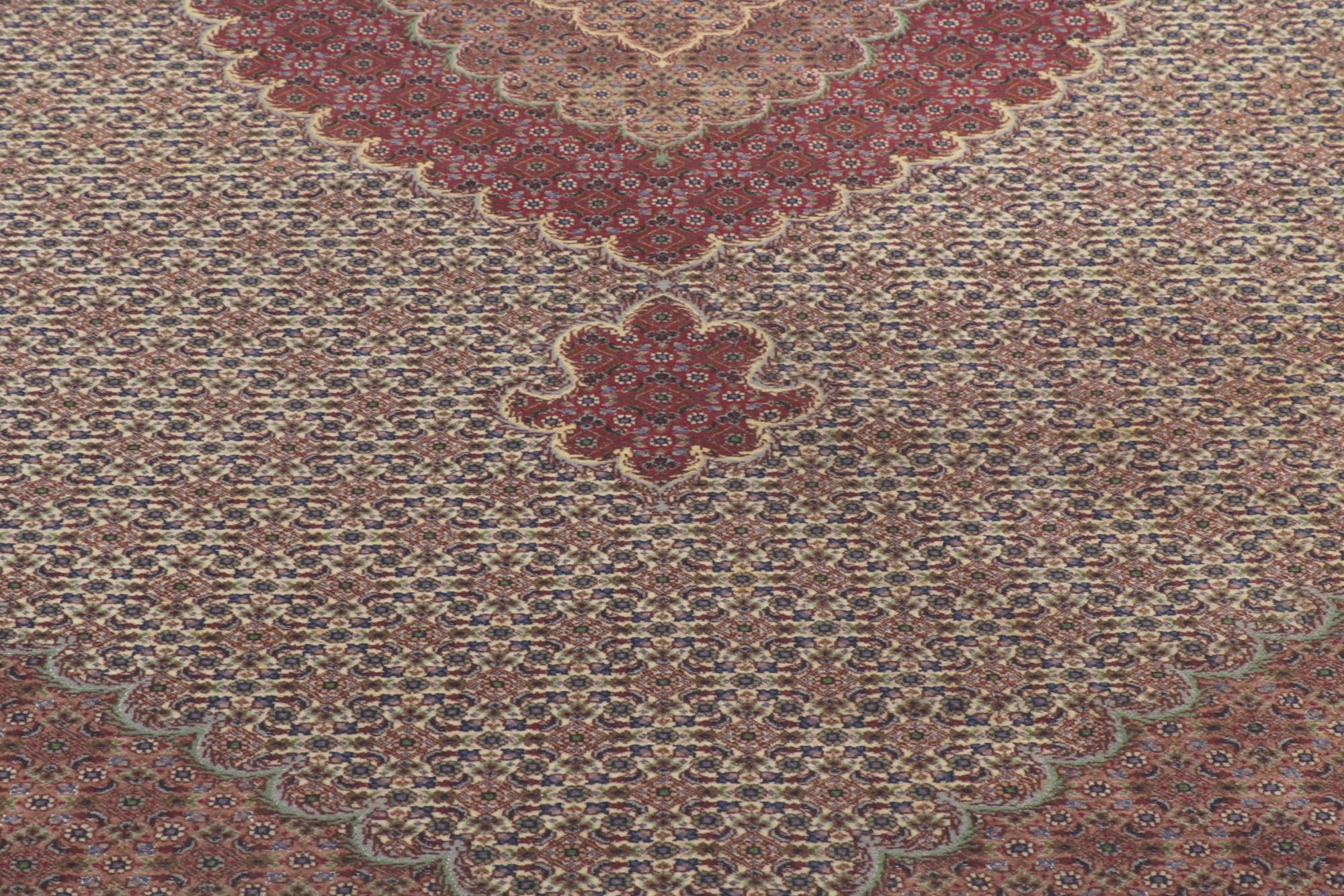 Persischer Mahi-Tabriz-Teppich im Vintage-Stil, zeitlose Eleganz trifft auf historischen Reichtum (20. Jahrhundert) im Angebot