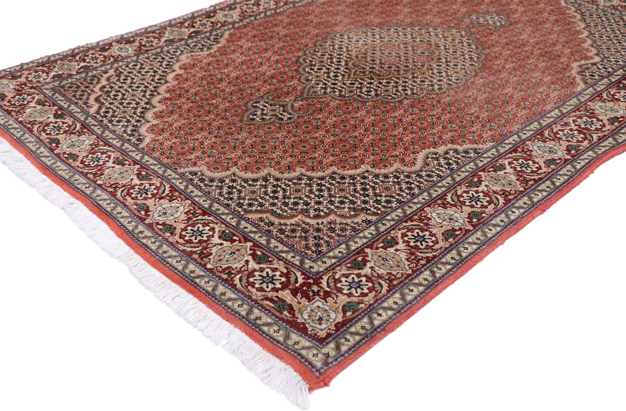 77794 Vintage Persian Mahi Tabriz Teppich mit neoklassischen viktorianischen Stil 03'04 x 04'09. mit kunstvollen Details und ausgewogene Symmetrie, ist diese handgeknüpfte Wolle Vintage persischen Mahi Täbris Teppich bereit, zu beeindrucken. Das