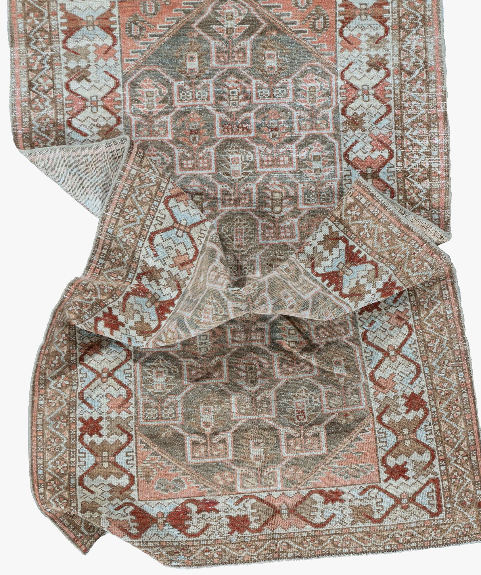 Tapis Vintage Persan Malayer 3'2 X 6'3. Les tapis anciens et vintage de Malayer, à l'est de Hamadan, peuvent être considérés comme des tapis de Hamadan de qualité supérieure et présentent des aspects structurels similaires. Bien qu'apparemment