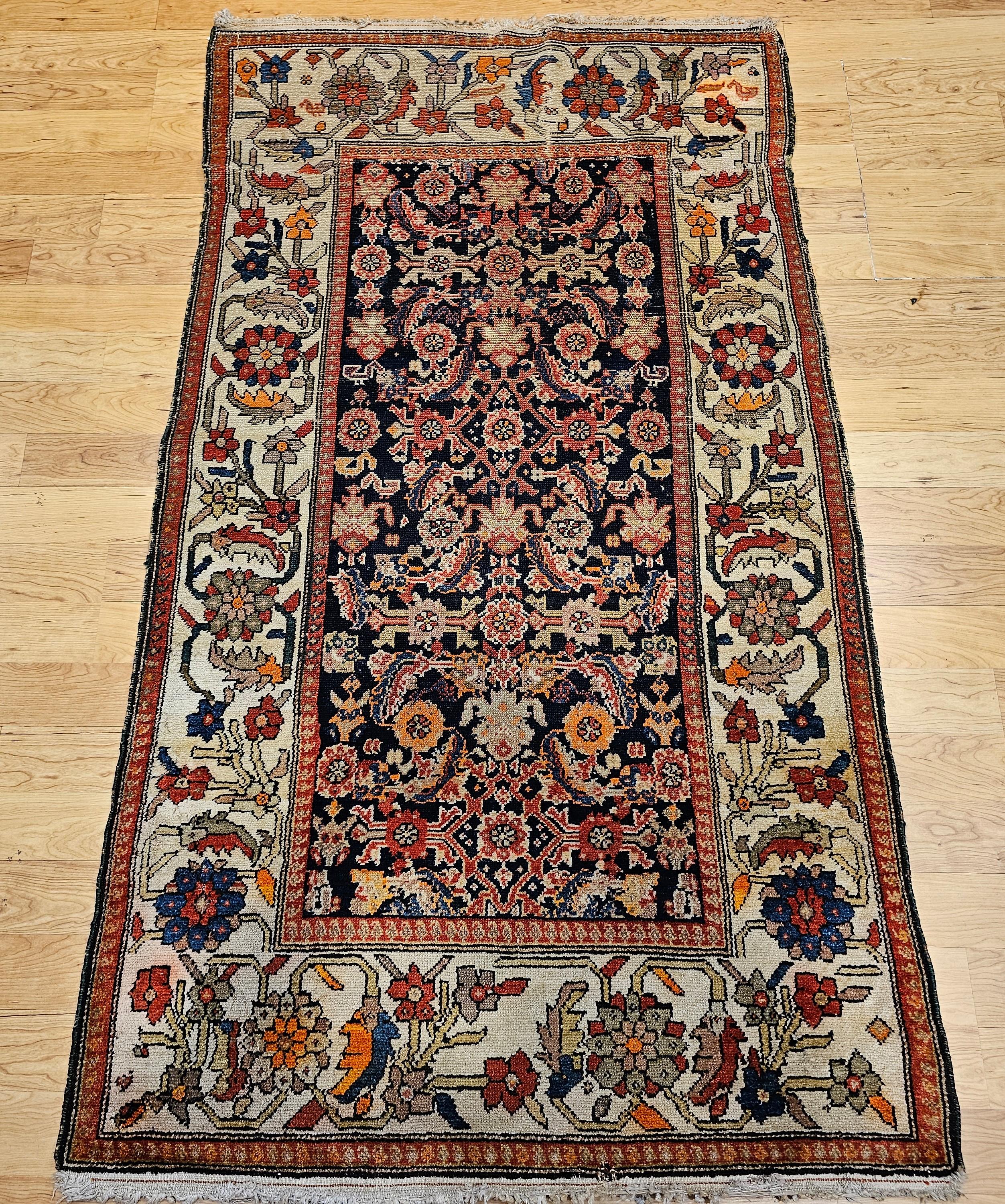 Dieser exquisite persische Malayer-Teppich aus dem frühen 20. Jahrhundert zeigt ein geometrisches Herati-Muster, das in einem tiefblauen Feld gewebt ist, das durch eine breite elfenbeinfarbene Bordüre wunderbar kontrastiert wird - eines der