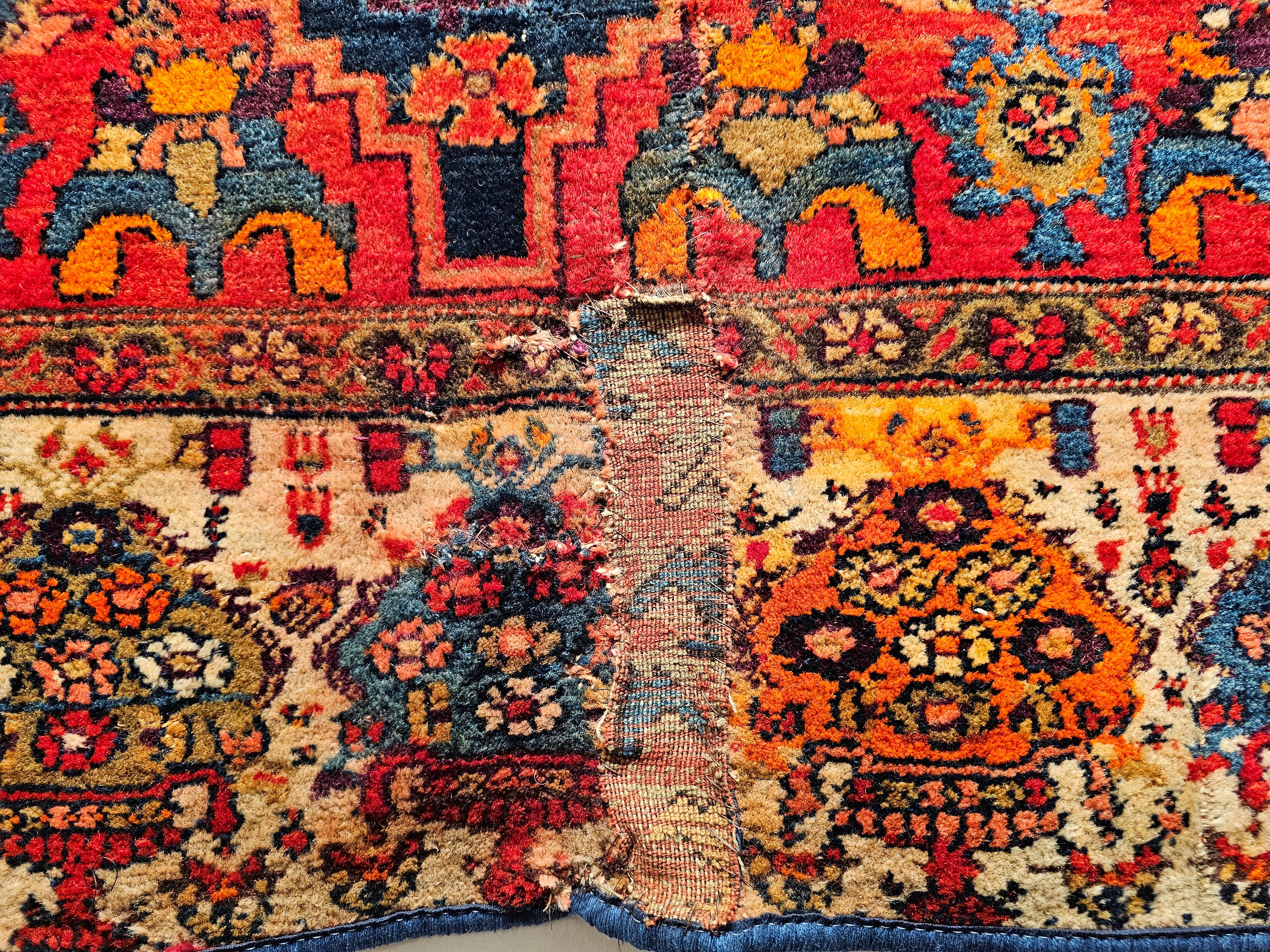 Persischer Malayer-Teppich im geometrischen Design in Rot, Blau, Elfenbein im Angebot 3