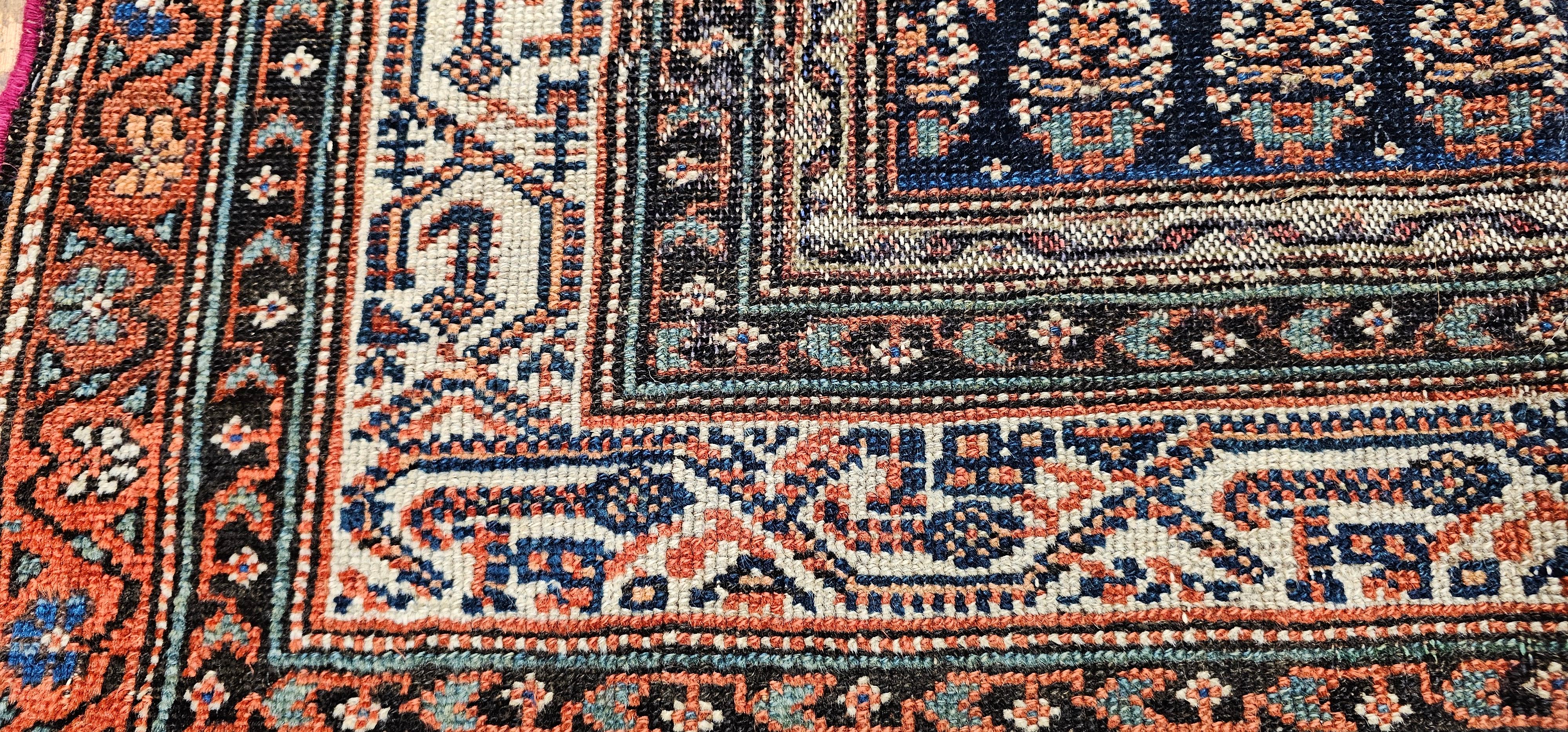 20ième siècle Tapis vintage persan Malayer à motif marguerite dans les tons marine et ivoire en vente