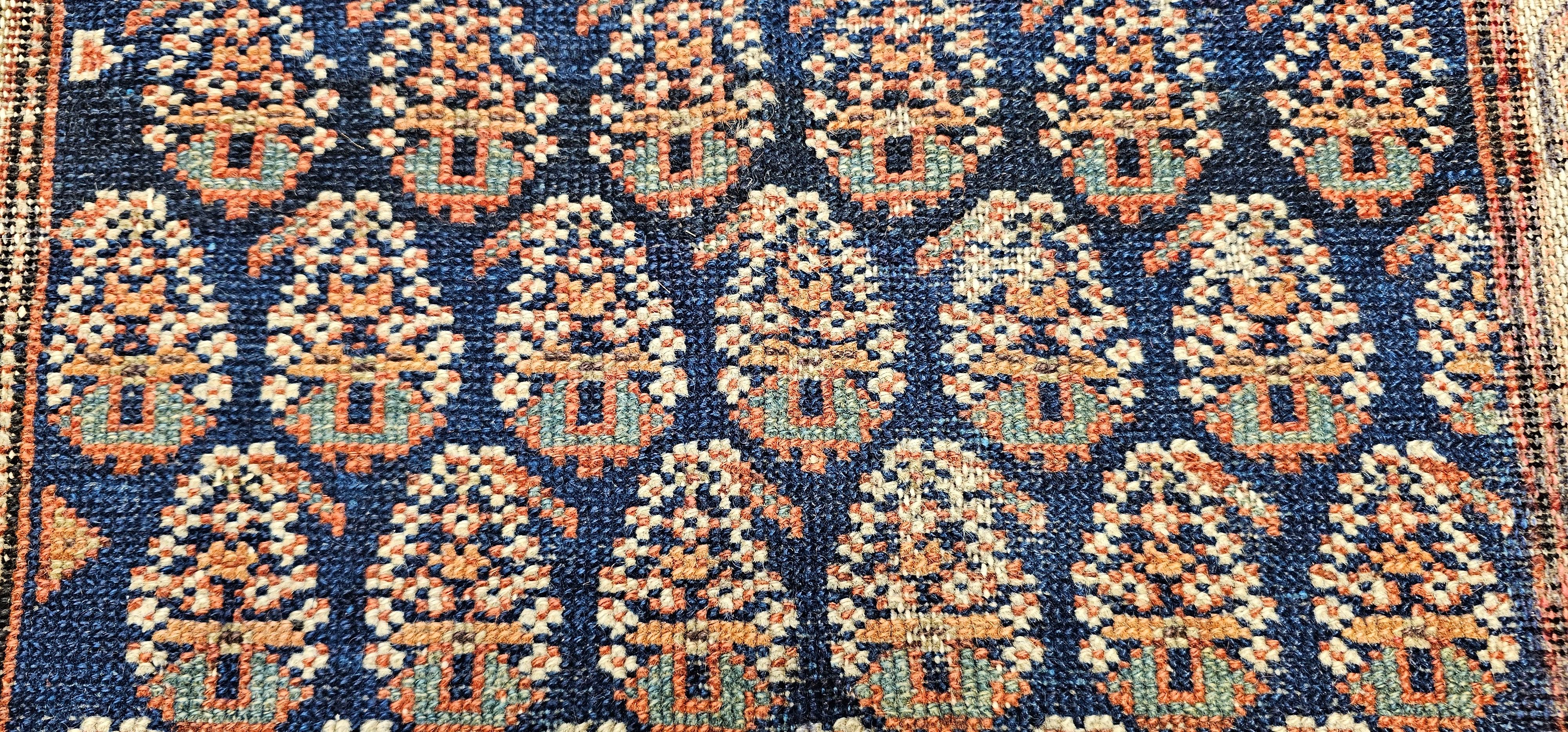 Tapis vintage persan Malayer à motif marguerite dans les tons marine et ivoire en vente 1