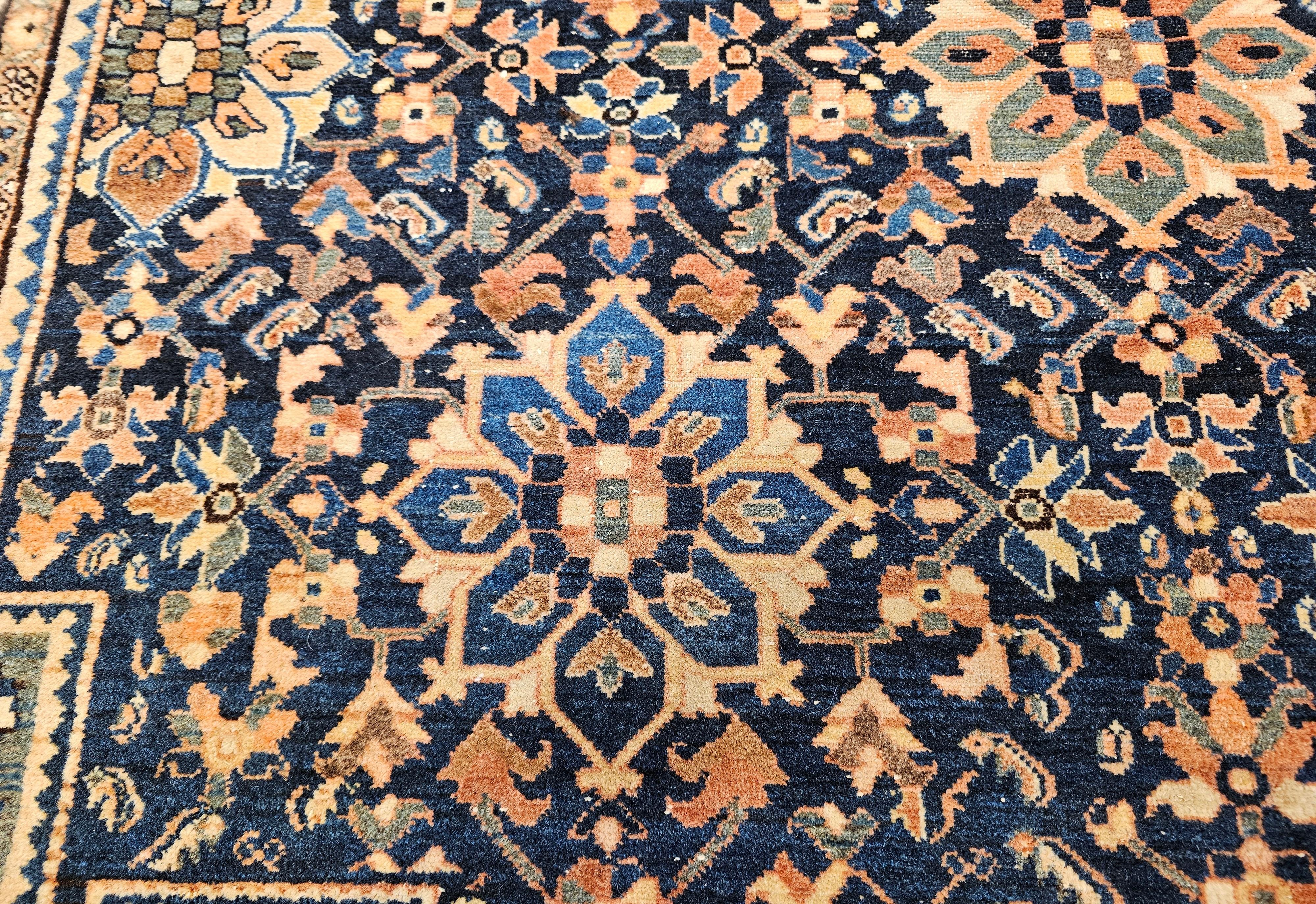 Fast quadratischer persischer Malayer-Teppich in Quadratischer Größe in Allover-Muster, Vintage im Angebot 4