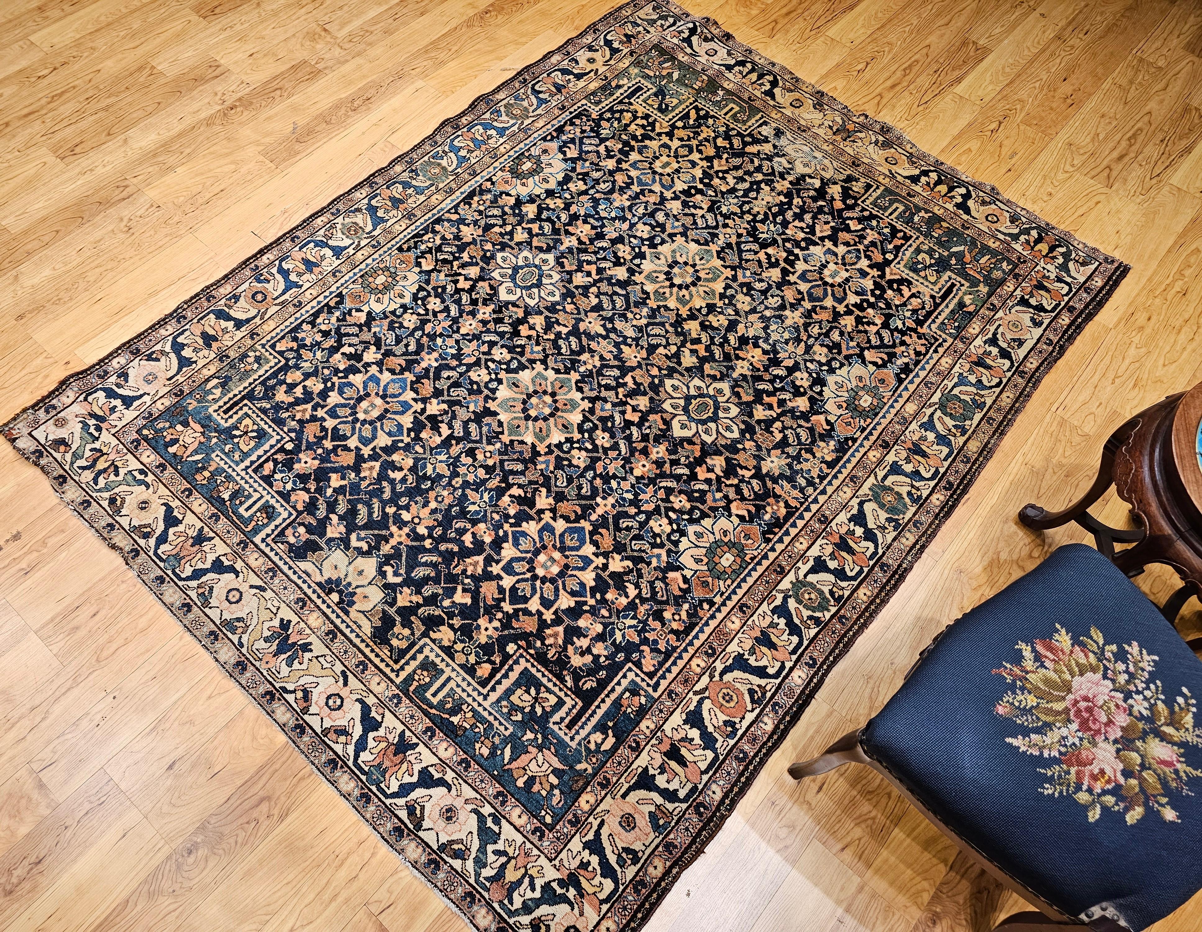 Fast quadratischer persischer Malayer-Teppich in Quadratischer Größe in Allover-Muster, Vintage im Angebot 9