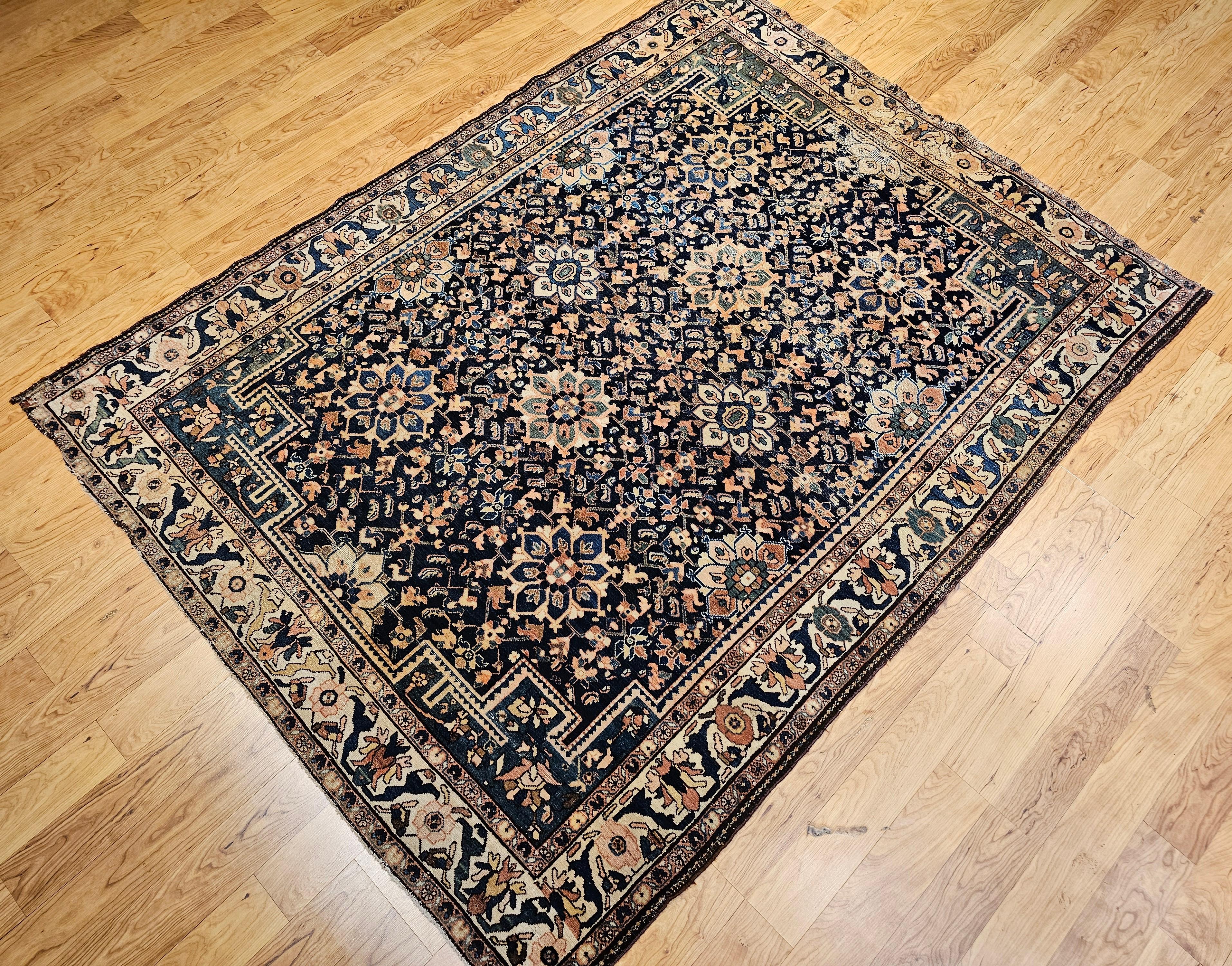 Fast quadratischer persischer Malayer-Teppich in Quadratischer Größe in Allover-Muster, Vintage im Zustand „Gut“ im Angebot in Barrington, IL
