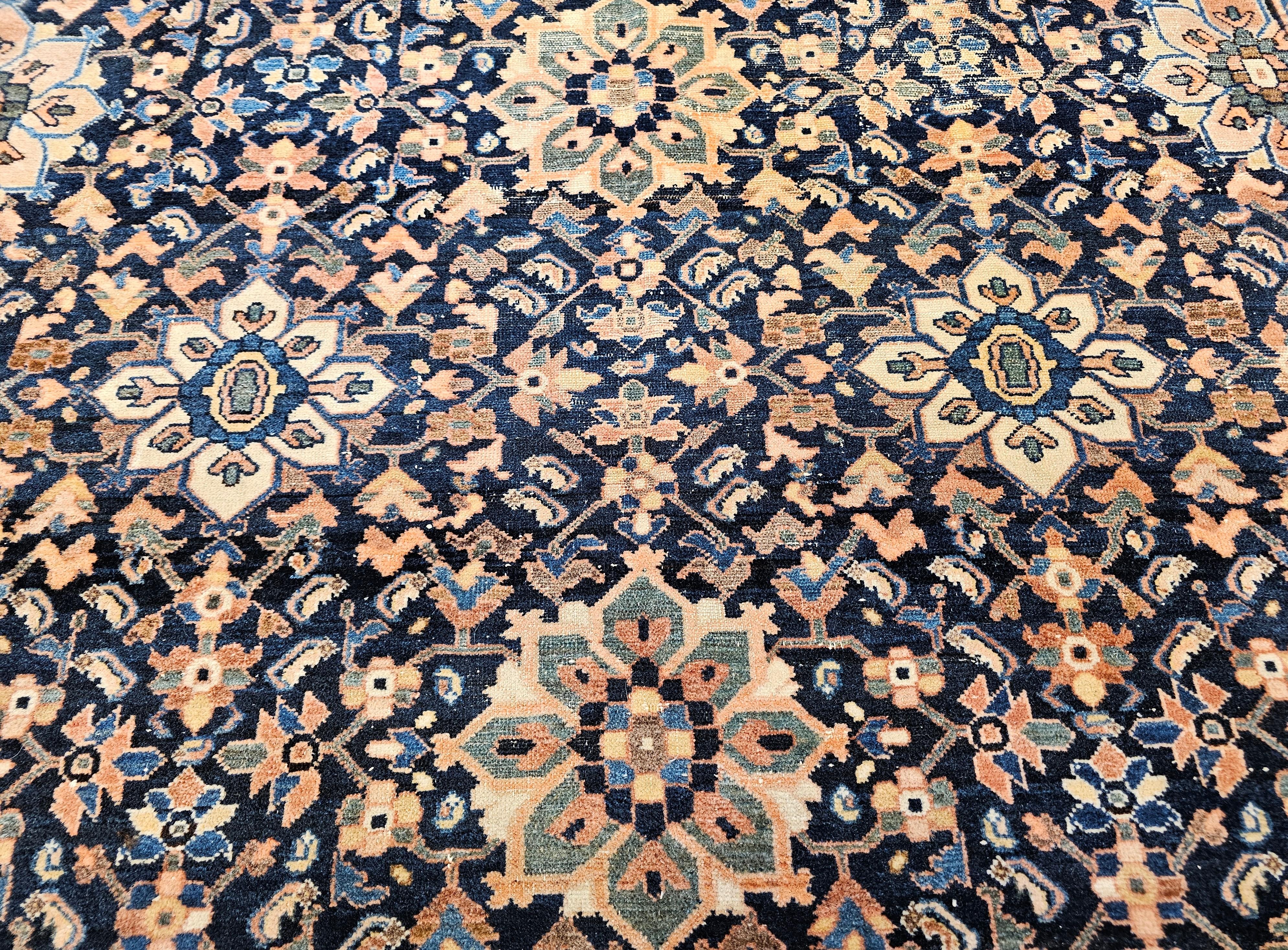 Fast quadratischer persischer Malayer-Teppich in Quadratischer Größe in Allover-Muster, Vintage im Angebot 2