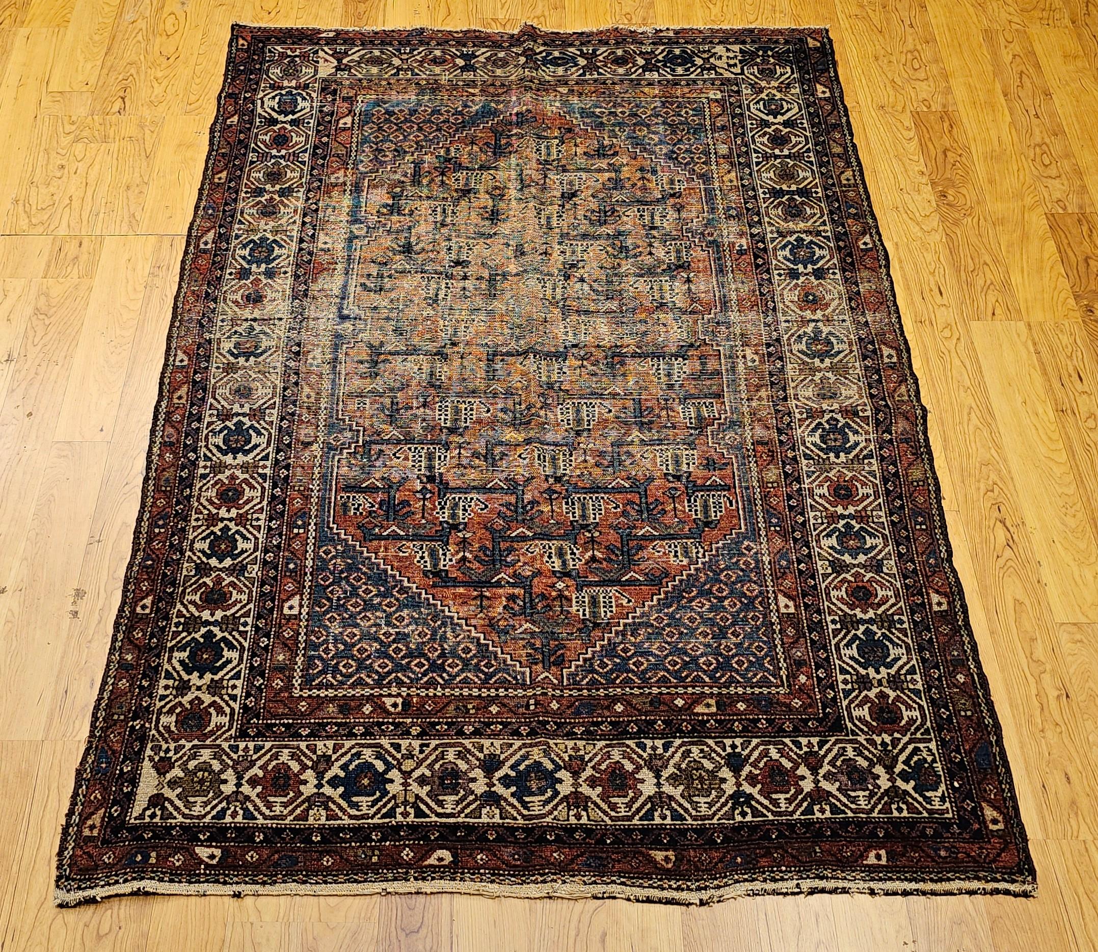 Dieser wunderbare antike persische Malayer-Teppich aus Nordwest-Persien, gewebt in den frühen 1900er Jahren, ist ein Beispiel für die Kunstfertigkeit des dörflichen Handwerks. Der Teppich zeigt ein geometrisches Allover-Muster in einem satten