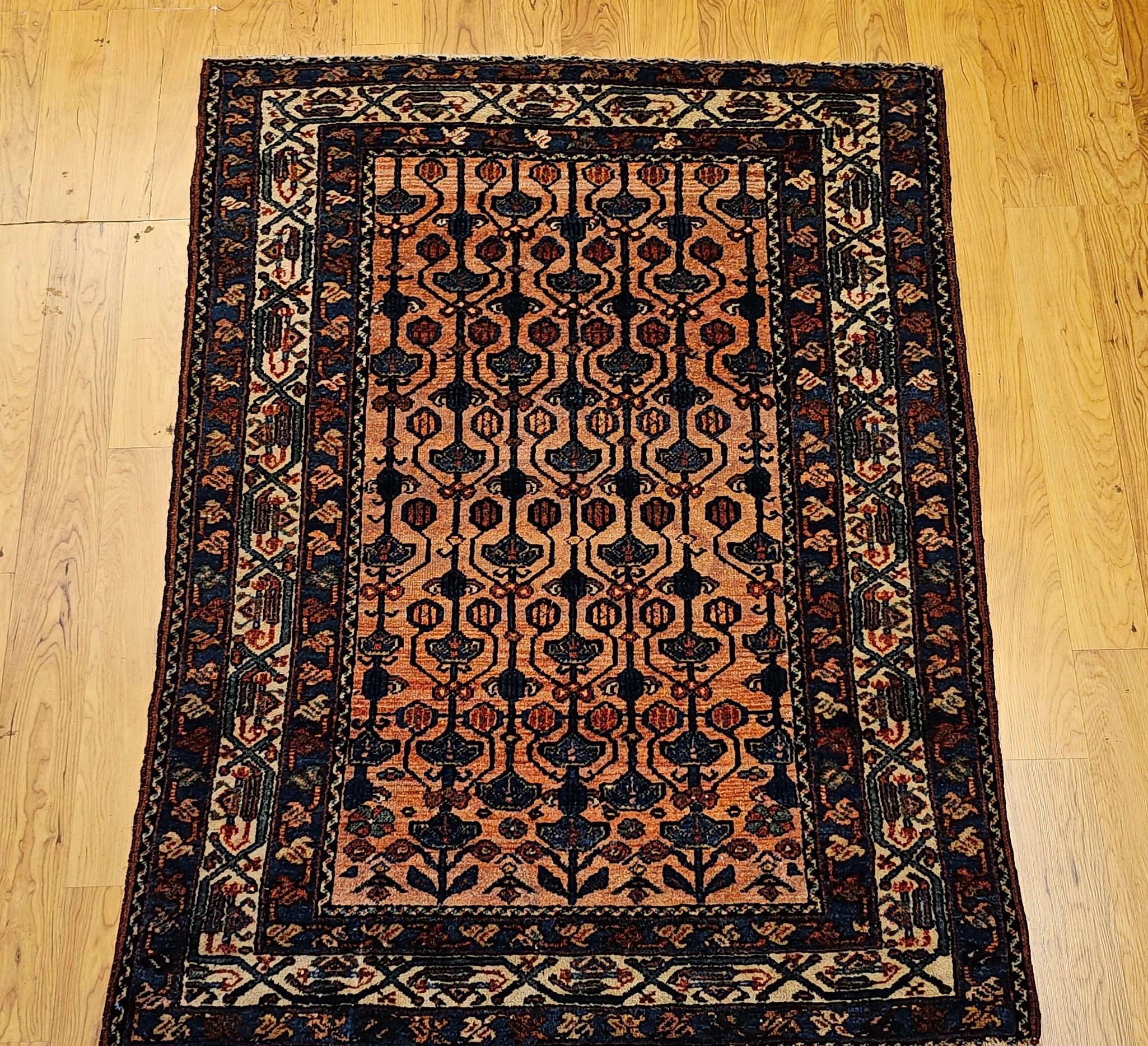 Dieser antike persische Malayer-Teppich, der in den frühen 1900er Jahren im Nordwesten Persiens handgewebt wurde, ist ein seltenes und exquisites Beispiel für dörfliche Webkunst vom Feinsten. Der Teppich zeigt ein elegantes Allover-Muster in einem