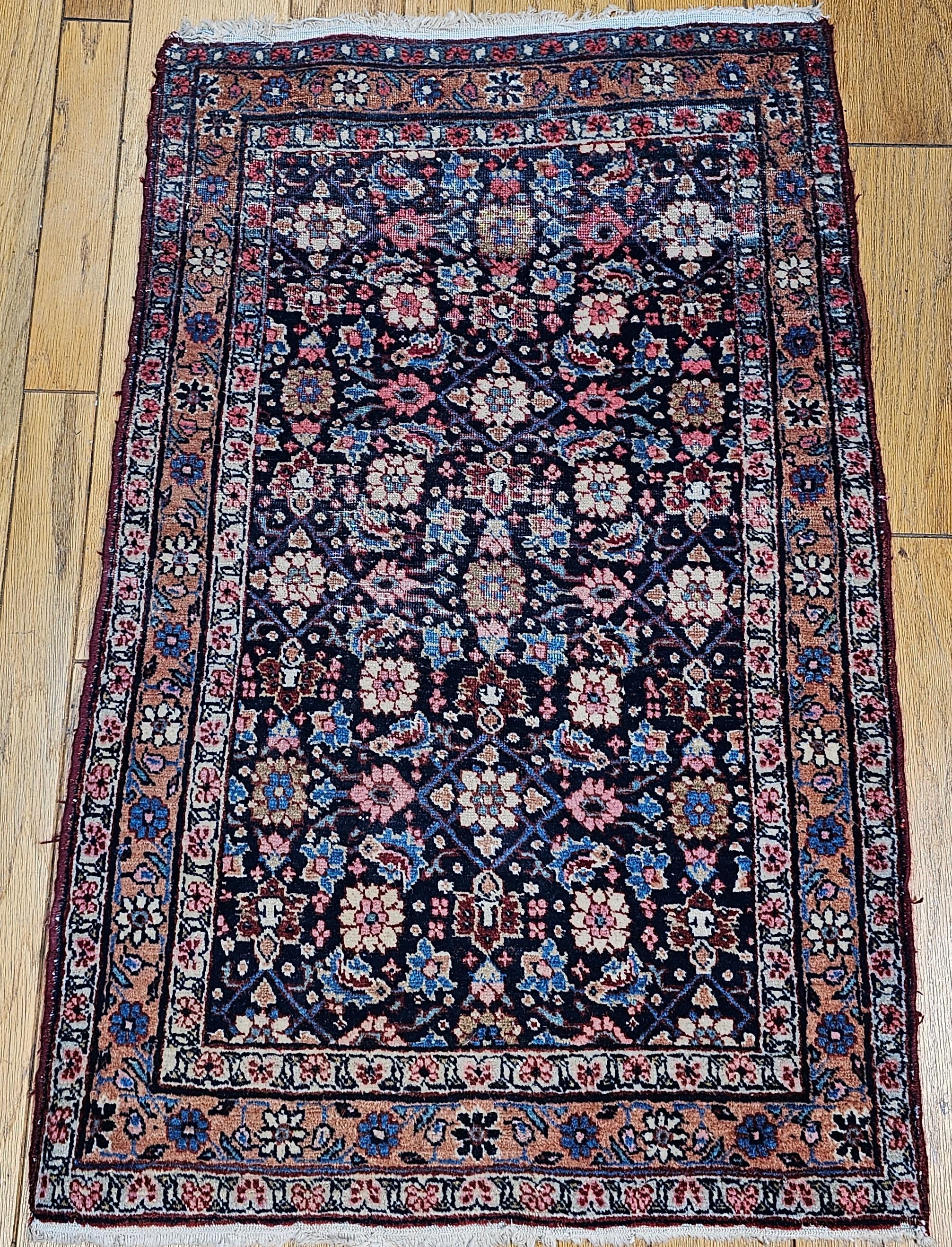 Ein wunderschöner persischer Malayer-Teppich aus Westpersien mit einem Allover-Muster.  Das Feld ist mit Blumenrosetten in Blau, Rosa, Dunkelgold und Elfenbein bedeckt, die in ein marineblaues Feld eingefasst sind. Dieser Malayer-Teppich hat bunte