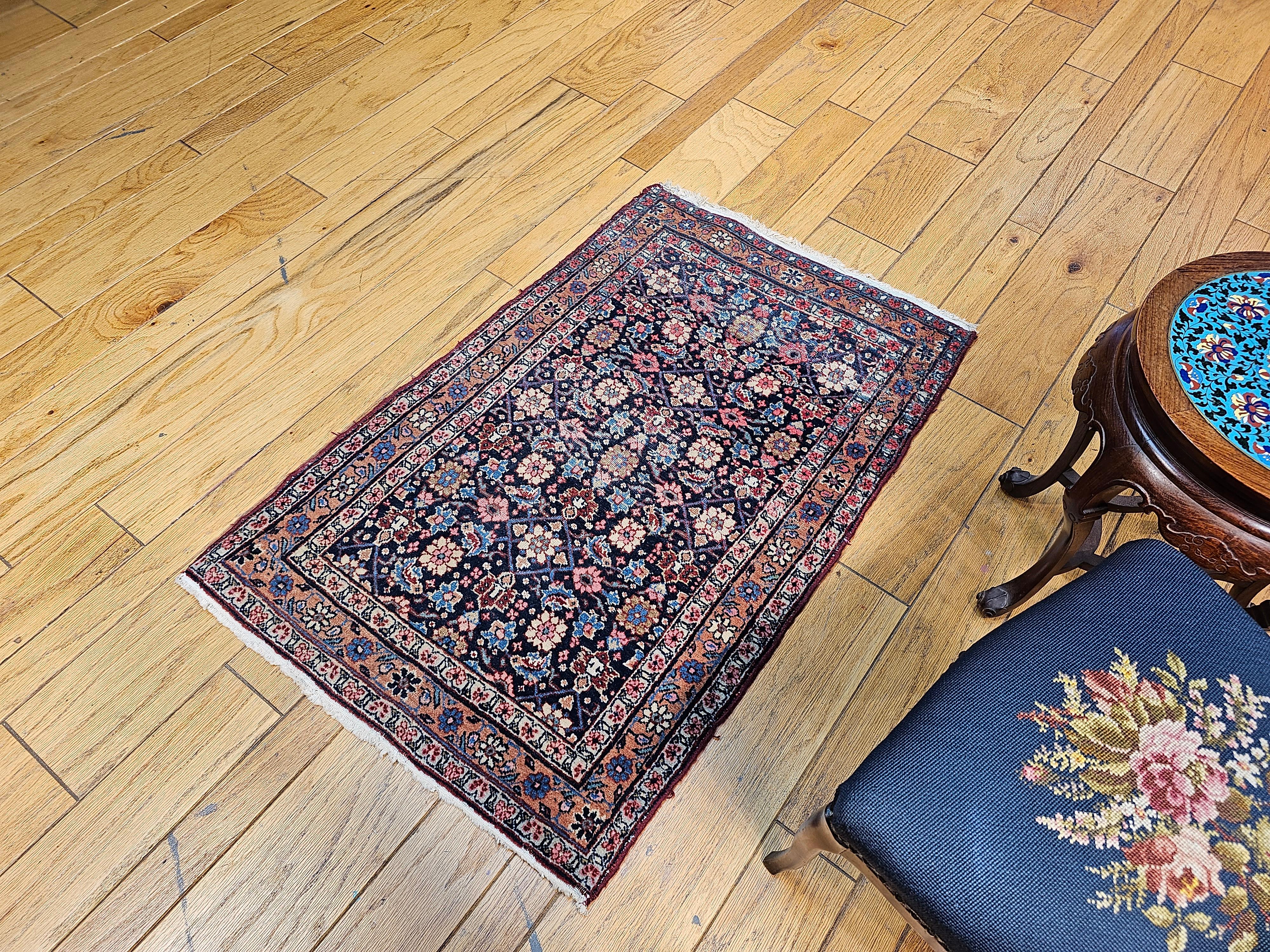 Tappeto persiano d'epoca Malayer con motivo alllover in blu, rosso, rosa e blu. in vendita 4