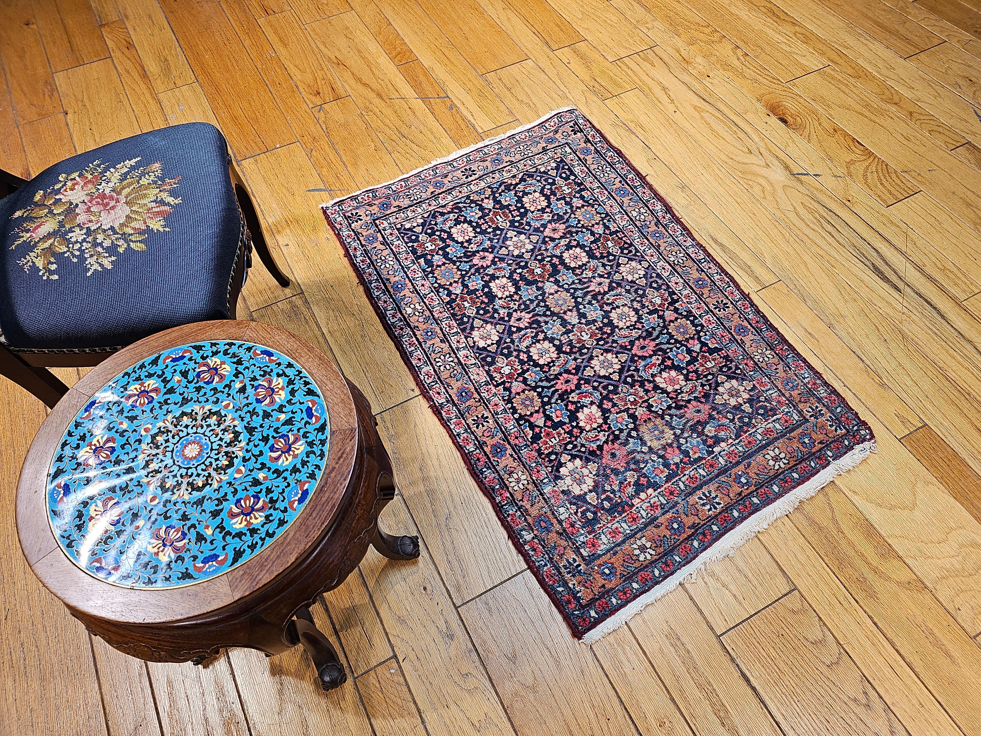 Persischer Malayer-Teppich im Vintage-Stil in Marineblau, Rot, Rosa, Rosa und Blau mit Allover-Muster im Angebot 1