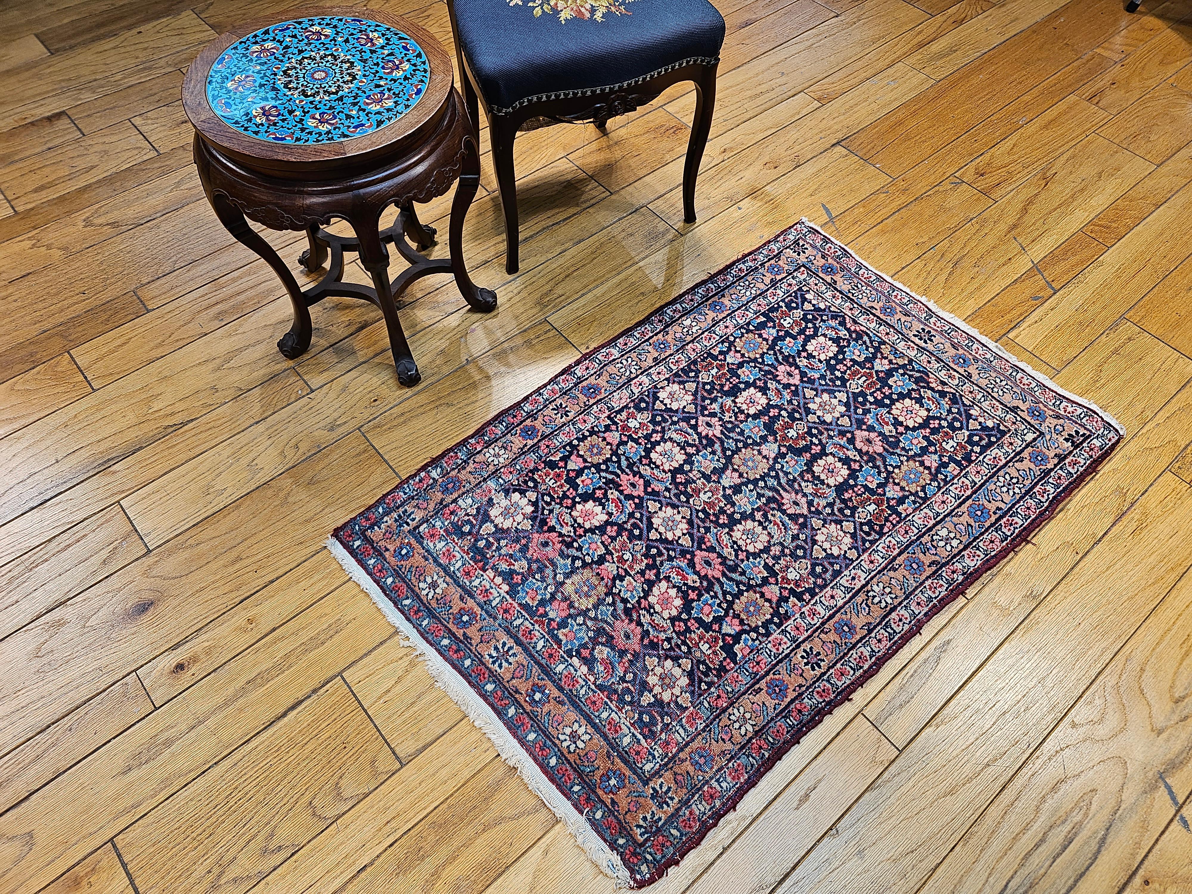 Persischer Malayer-Teppich im Vintage-Stil in Marineblau, Rot, Rosa, Rosa und Blau mit Allover-Muster im Angebot 2