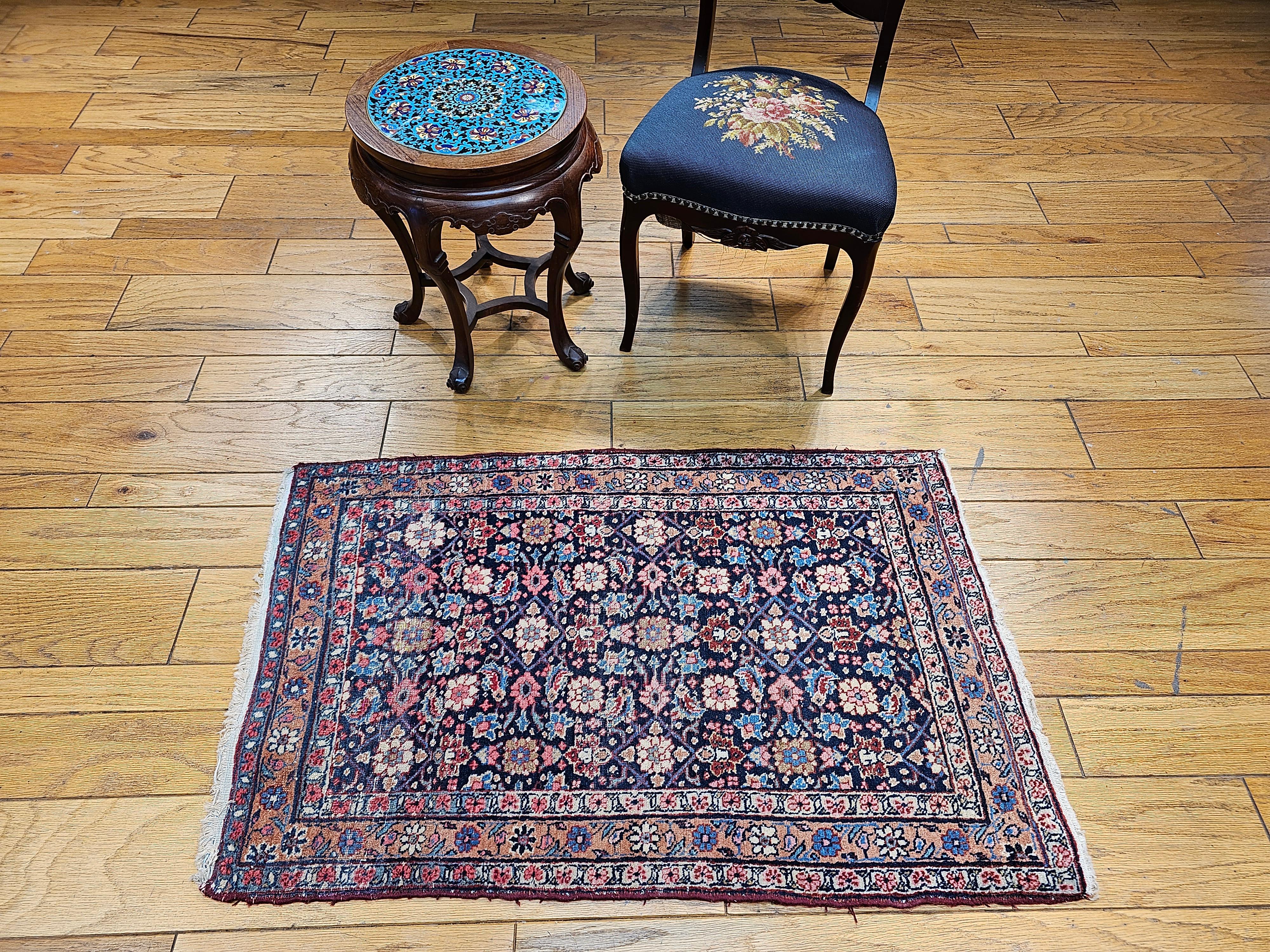 Persischer Malayer-Teppich im Vintage-Stil in Marineblau, Rot, Rosa, Rosa und Blau mit Allover-Muster im Angebot 3