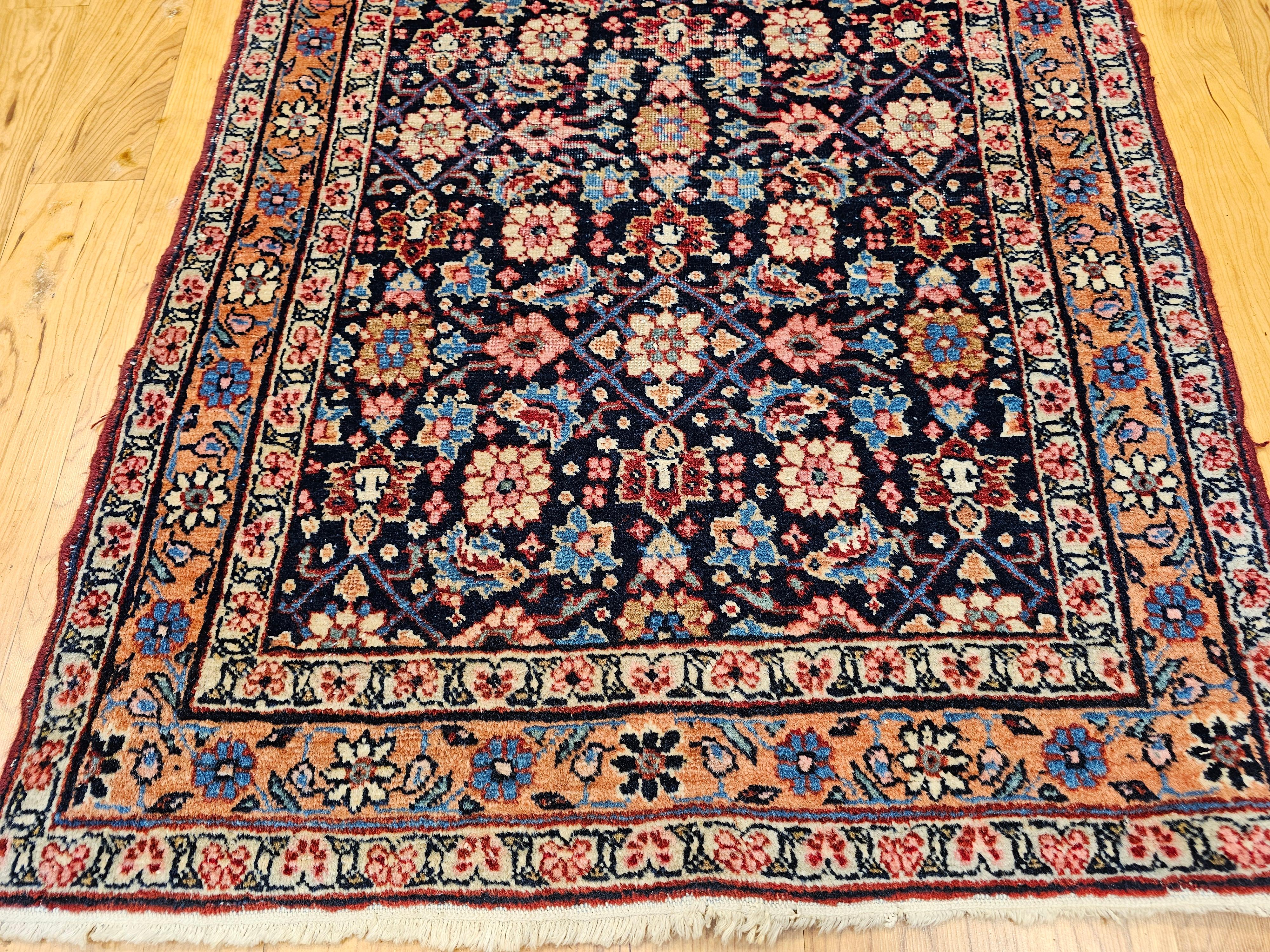 Persiano Tappeto persiano d'epoca Malayer con motivo alllover in blu, rosso, rosa e blu. in vendita