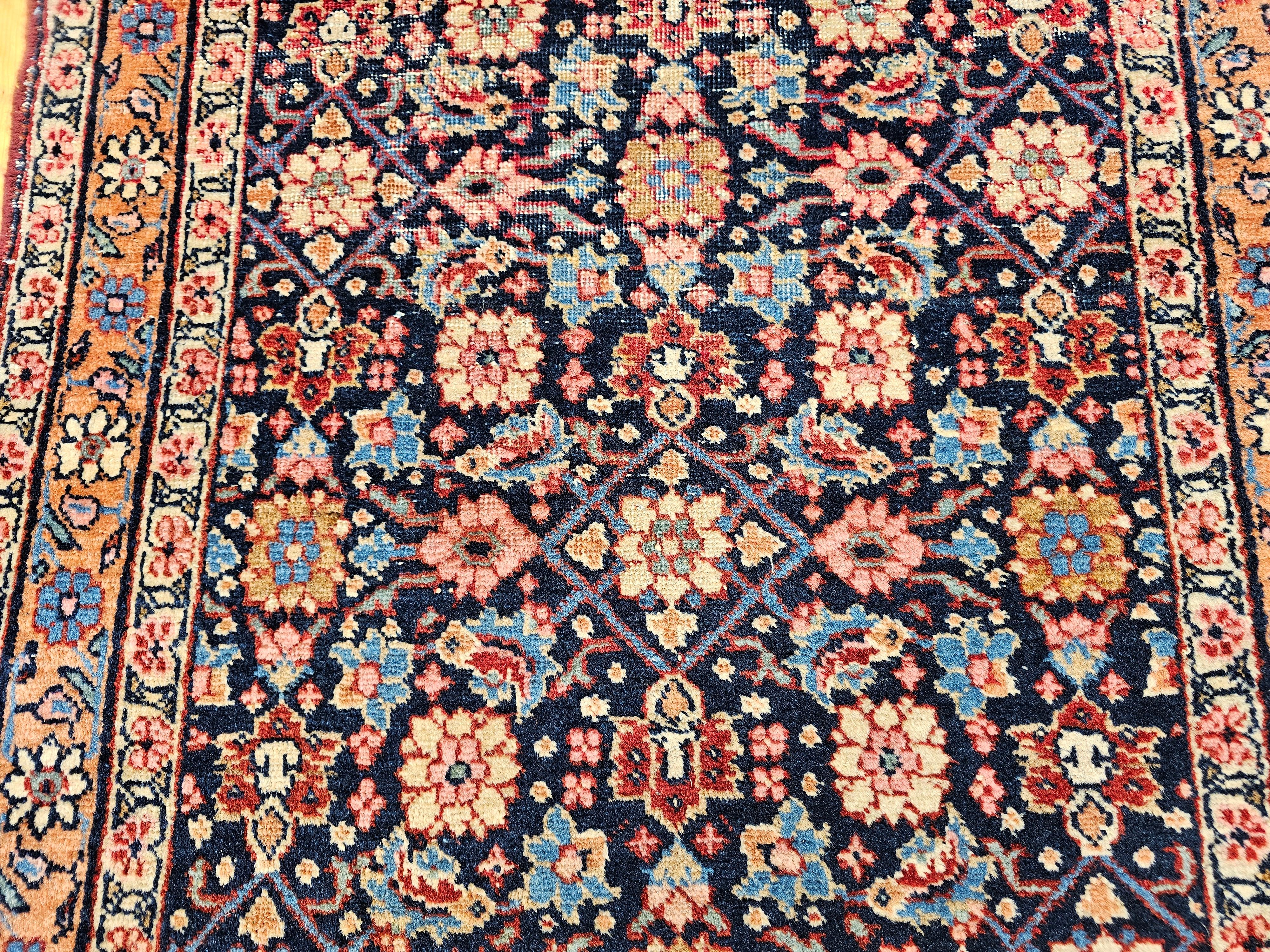 Annodato a mano Tappeto persiano d'epoca Malayer con motivo alllover in blu, rosso, rosa e blu. in vendita