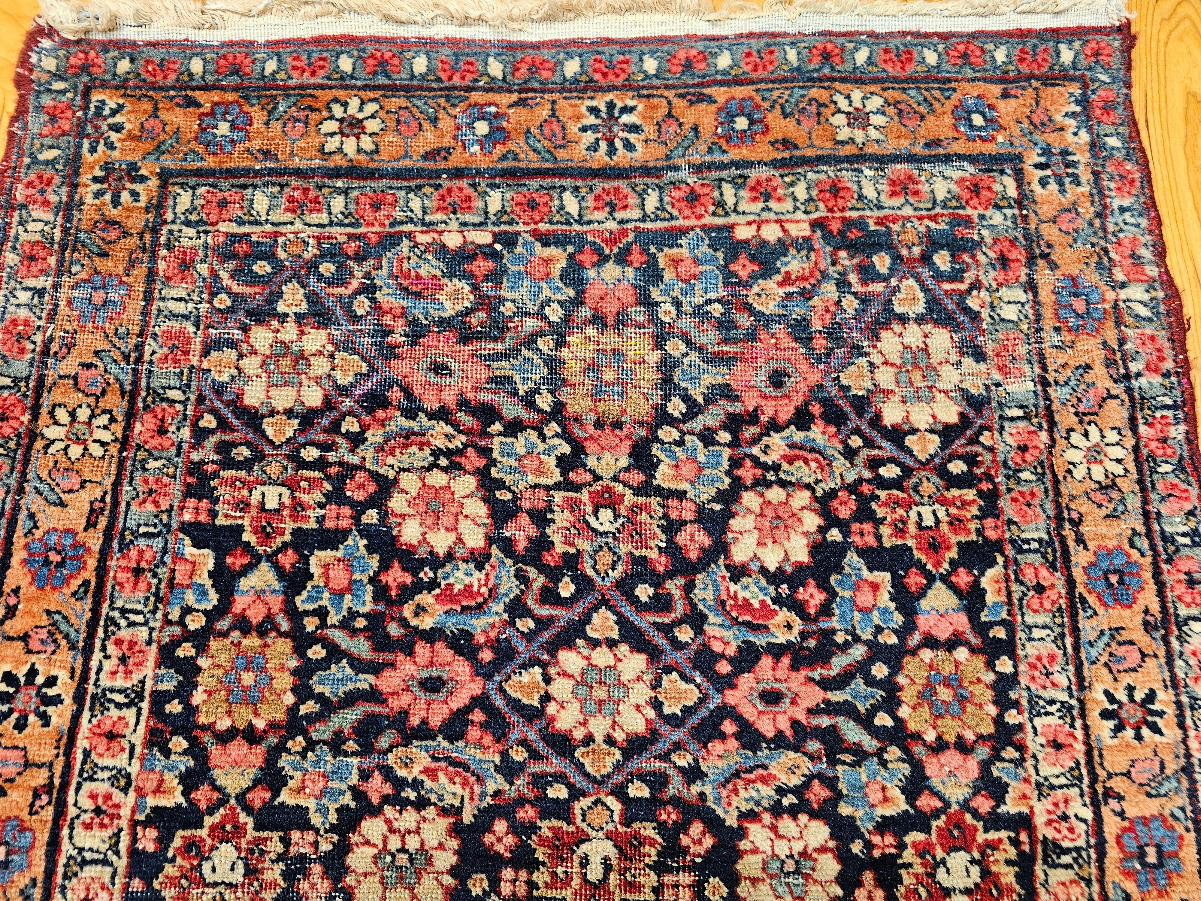 Tappeto persiano d'epoca Malayer con motivo alllover in blu, rosso, rosa e blu. In condizioni buone in vendita a Barrington, IL