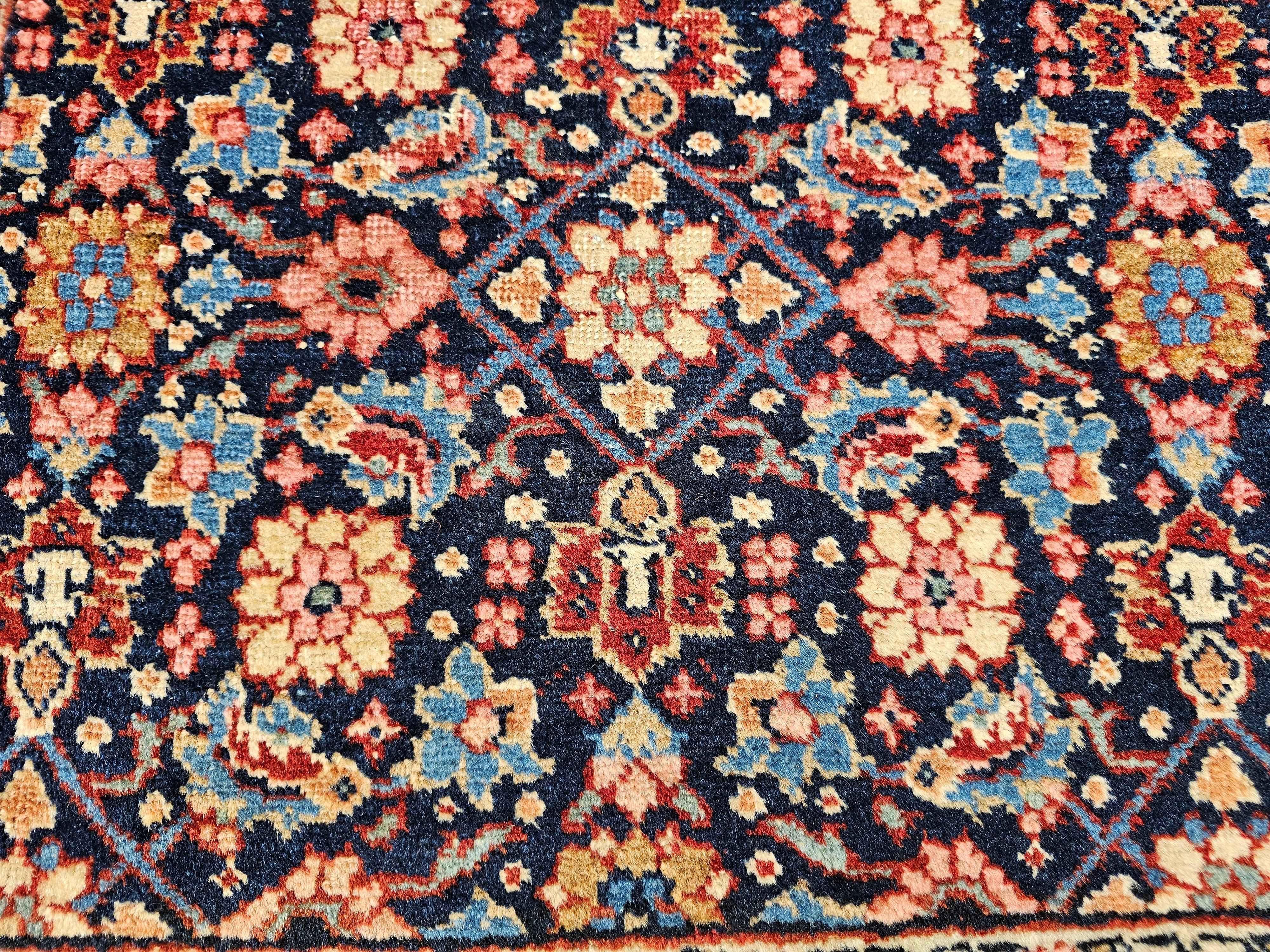 Lana Tappeto persiano d'epoca Malayer con motivo alllover in blu, rosso, rosa e blu. in vendita