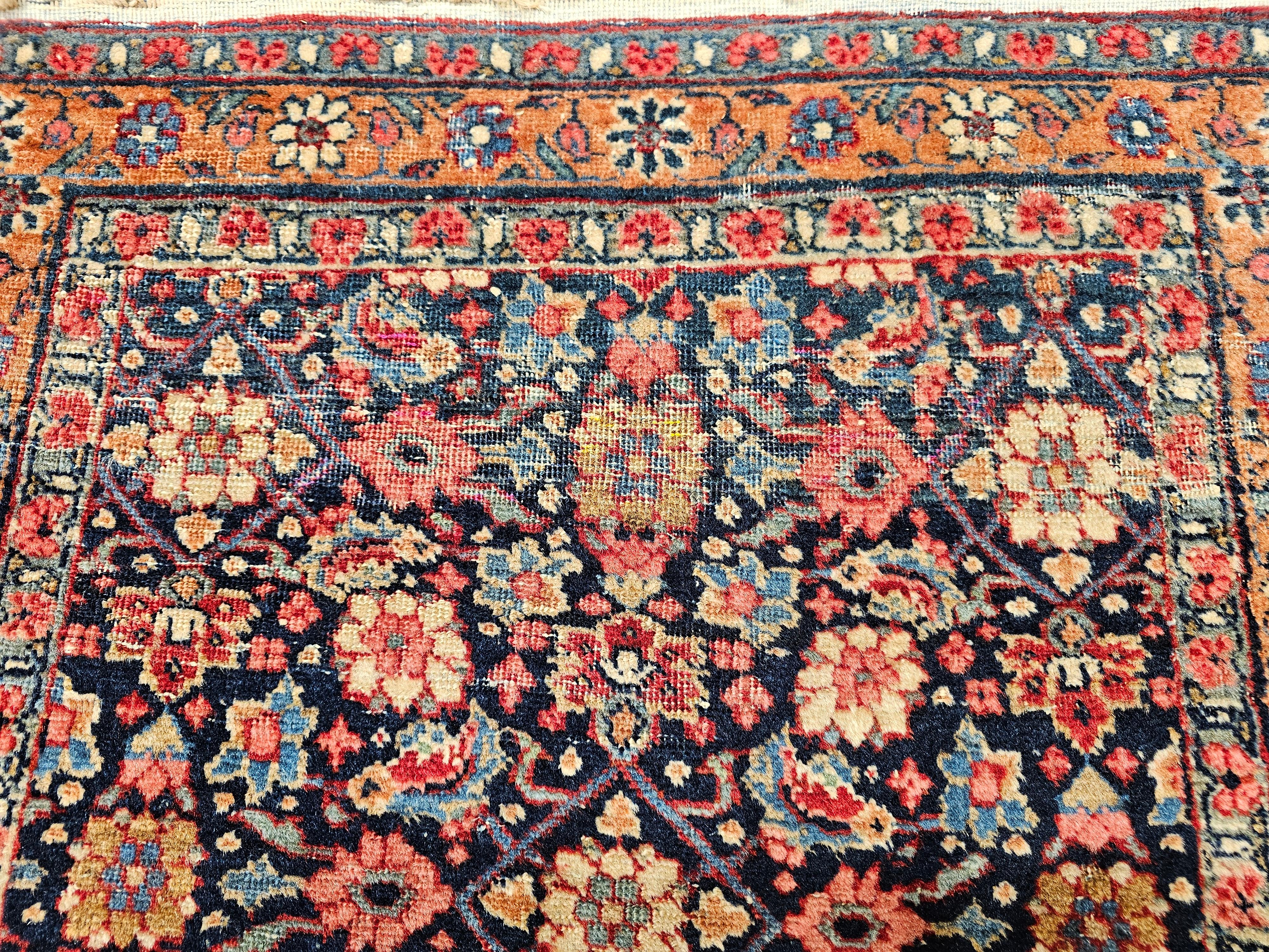 XX secolo Tappeto persiano d'epoca Malayer con motivo alllover in blu, rosso, rosa e blu. in vendita