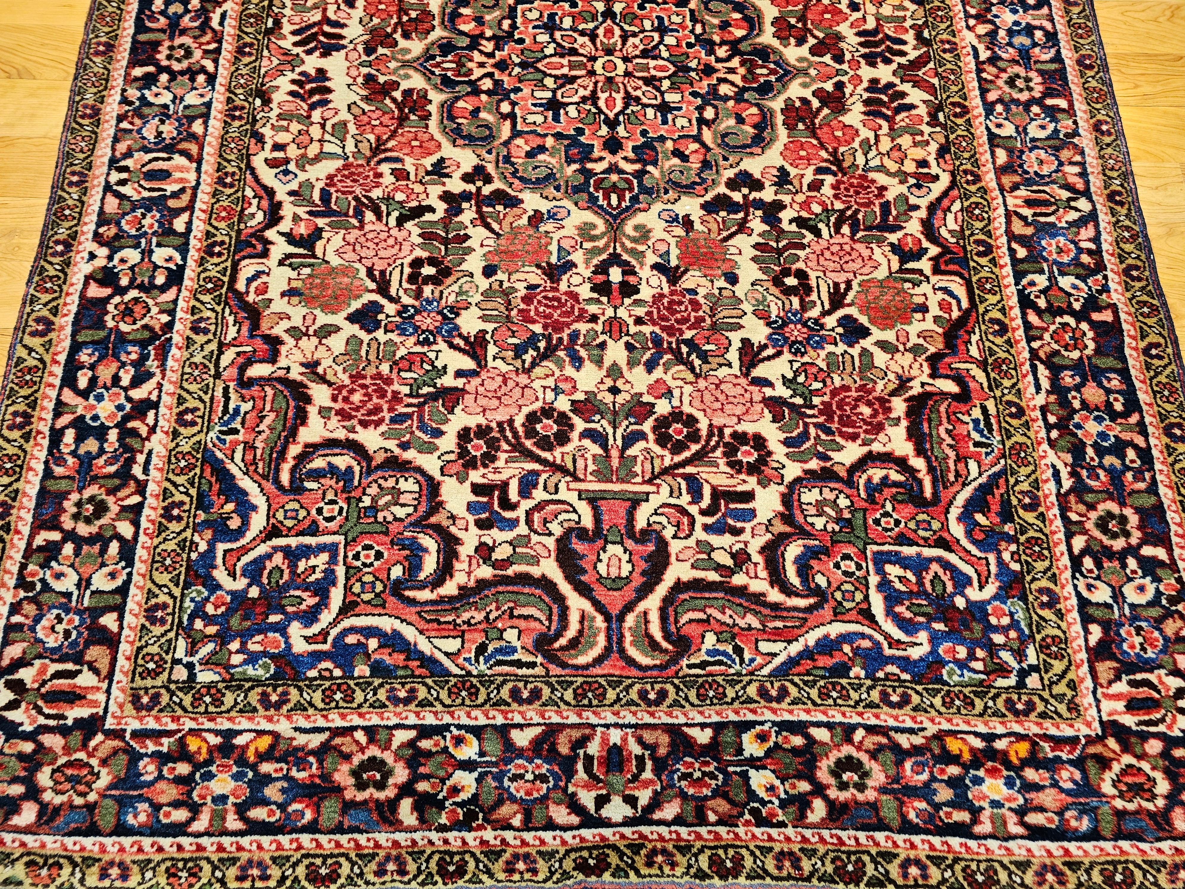 Handgeknüpfter persischer Vintage-Teppich mit Blumenmuster in Rot, Rosa, Blau und Blau (Persisch) im Angebot