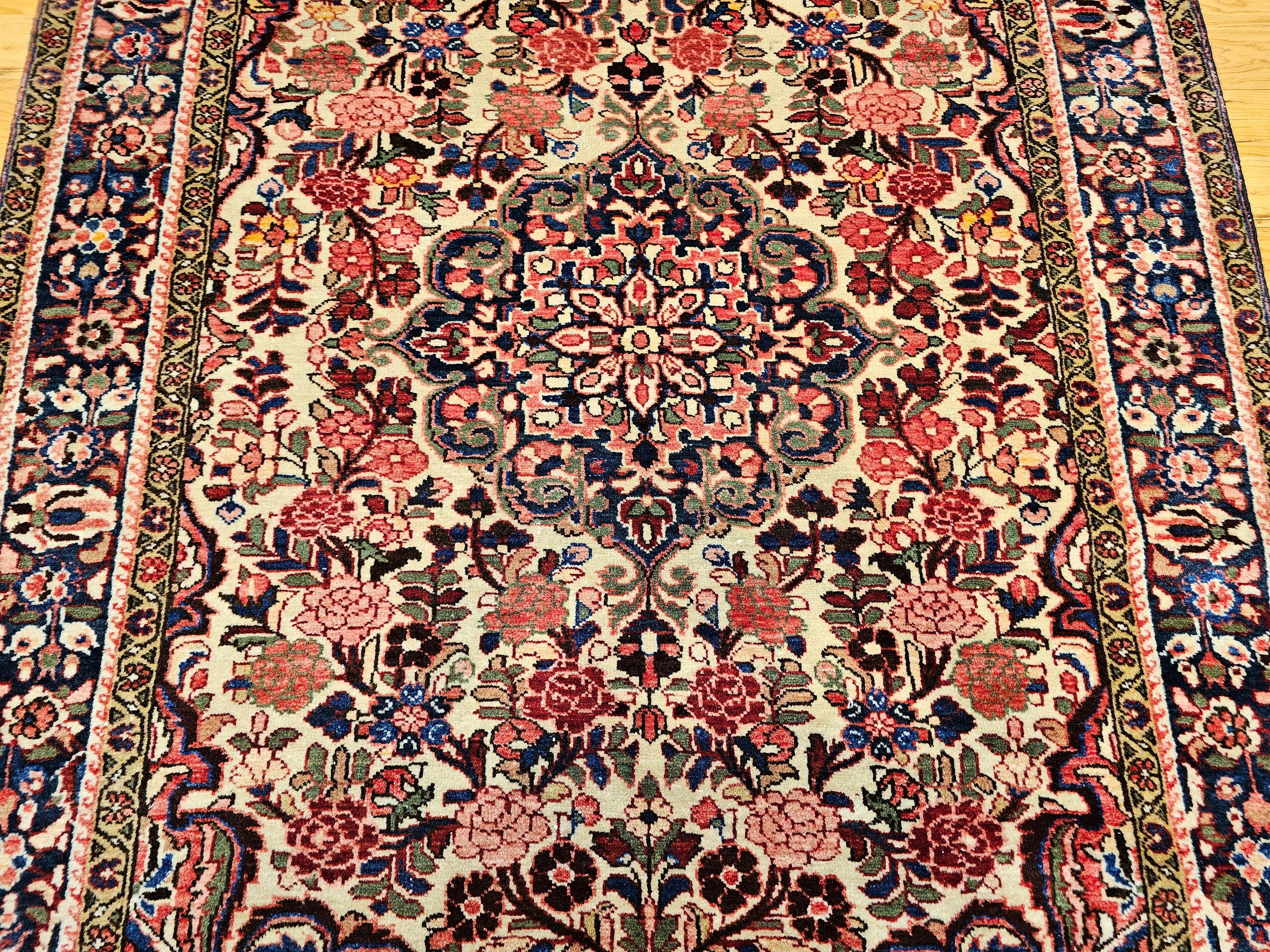 Handgeknüpfter persischer Vintage-Teppich mit Blumenmuster in Rot, Rosa, Blau und Blau (Handgewebt) im Angebot