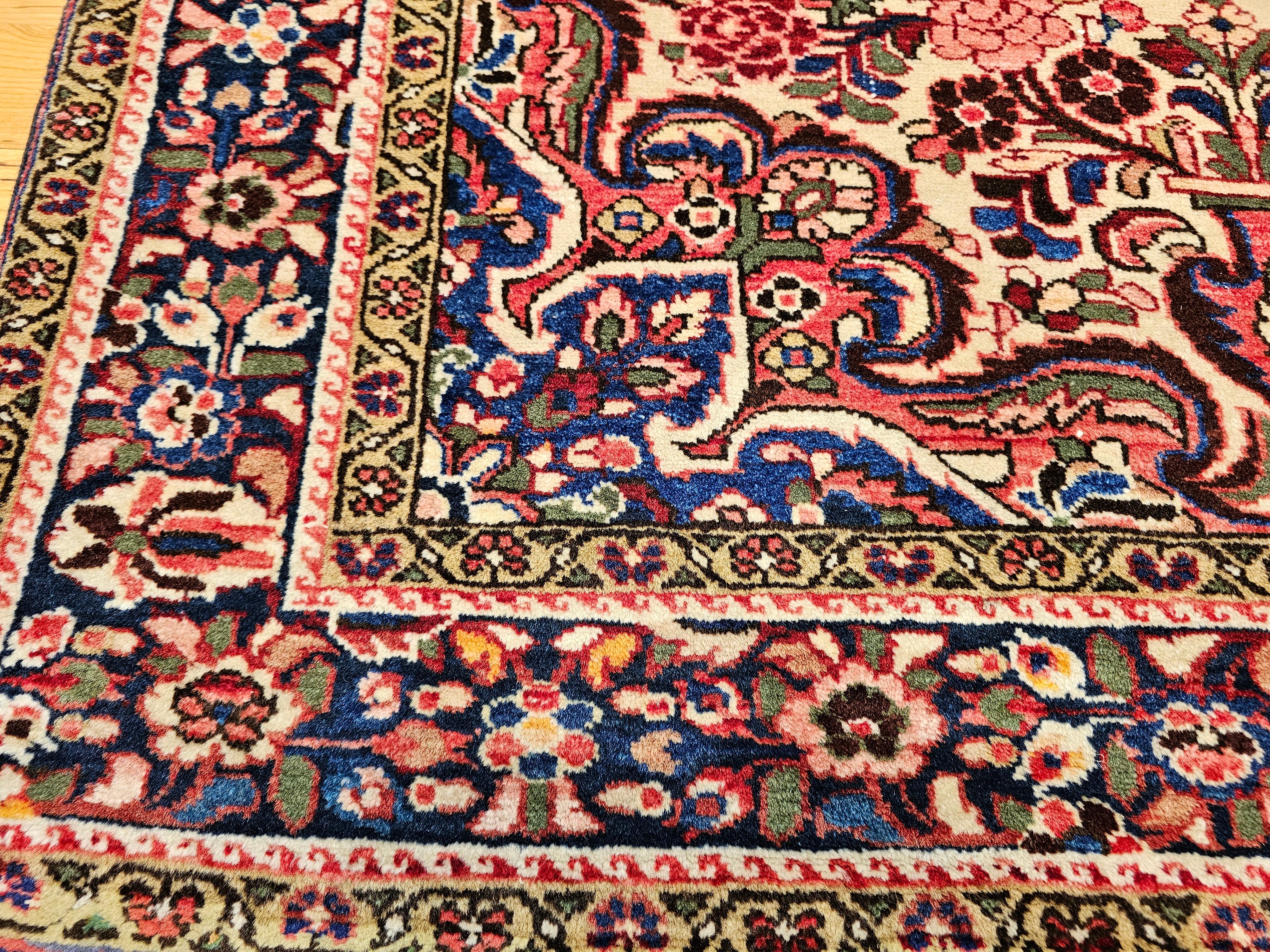 Handgeknüpfter persischer Vintage-Teppich mit Blumenmuster in Rot, Rosa, Blau und Blau (20. Jahrhundert) im Angebot