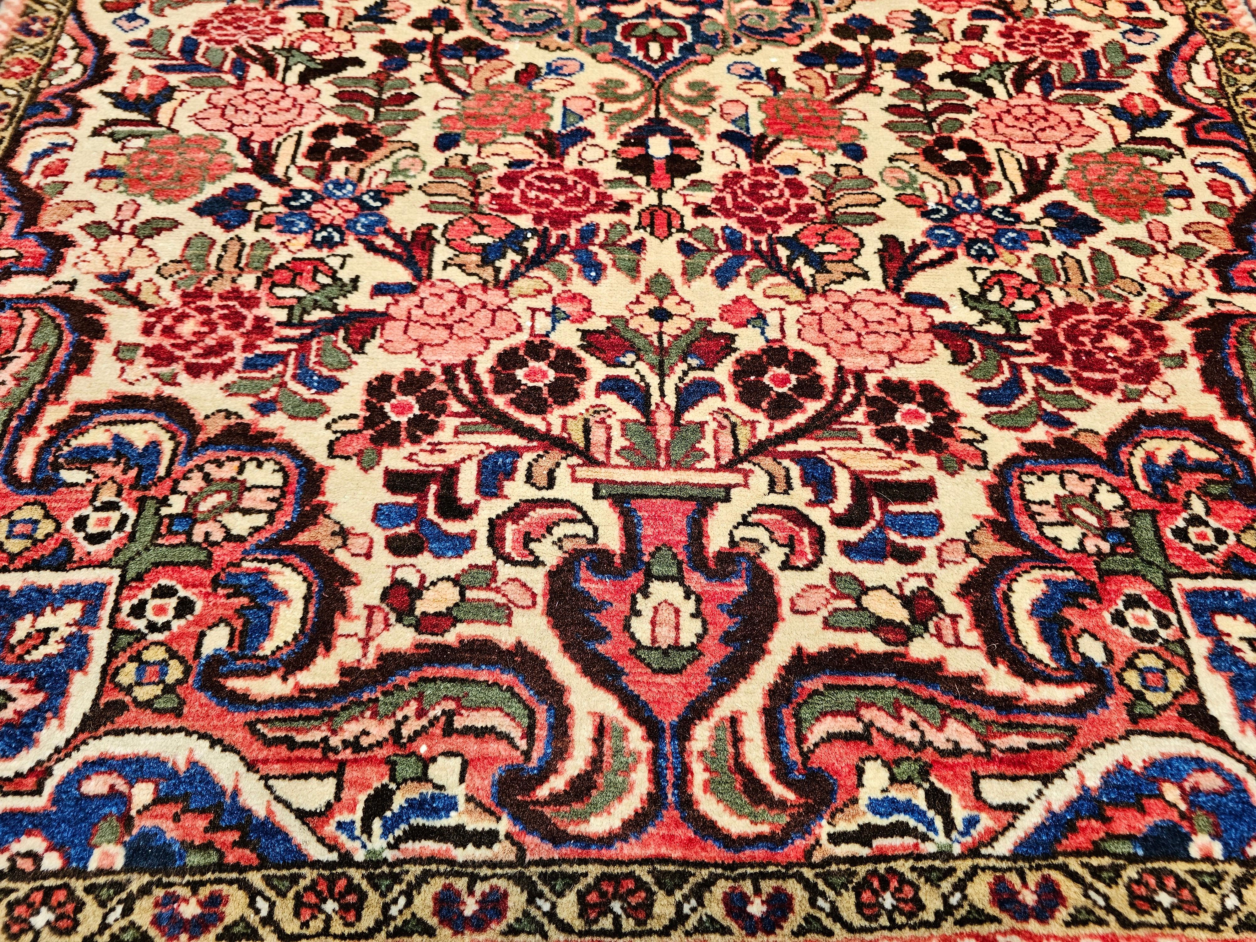 Handgeknüpfter persischer Vintage-Teppich mit Blumenmuster in Rot, Rosa, Blau und Blau (Wolle) im Angebot