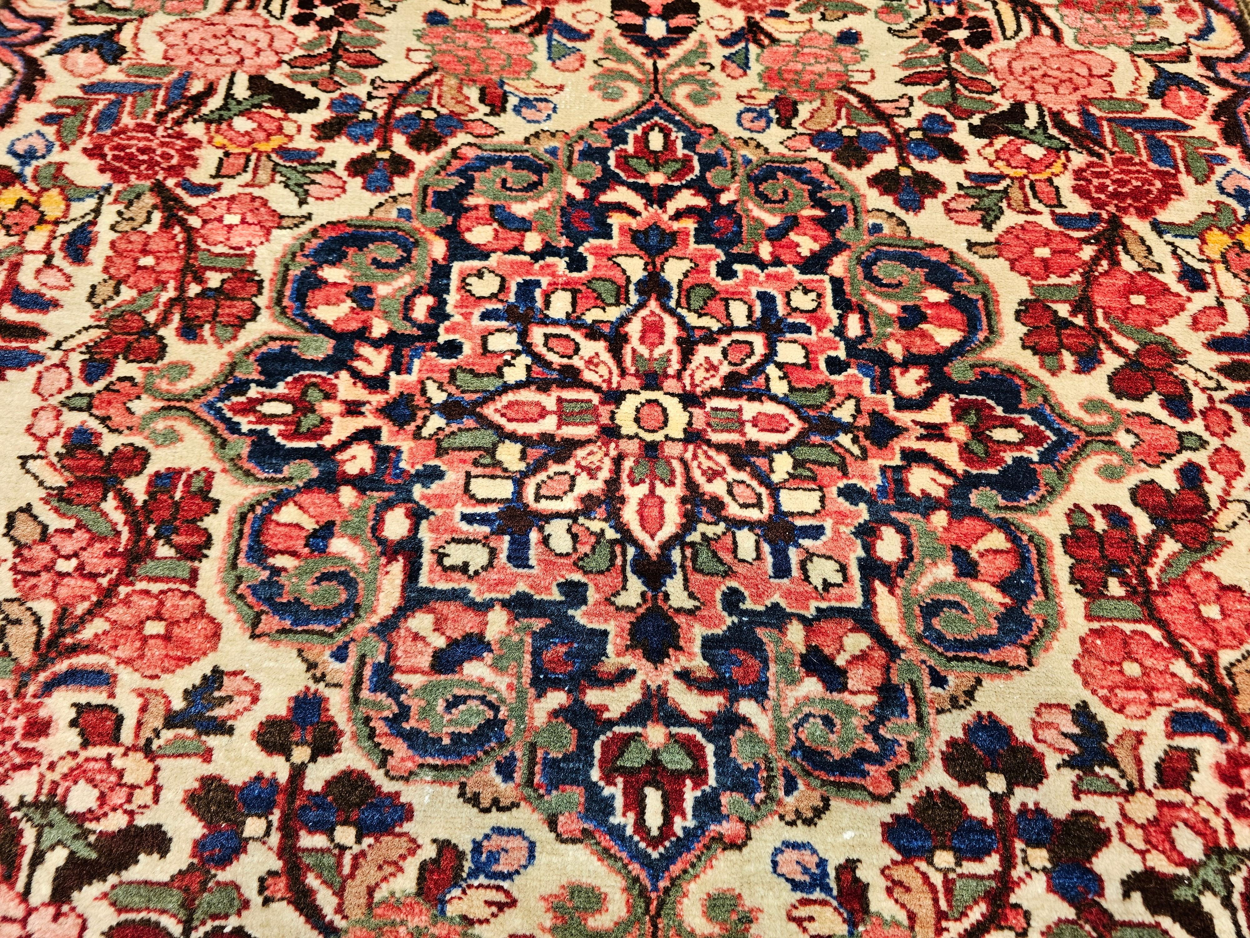 Handgeknüpfter persischer Vintage-Teppich mit Blumenmuster in Rot, Rosa, Blau und Blau im Angebot 1