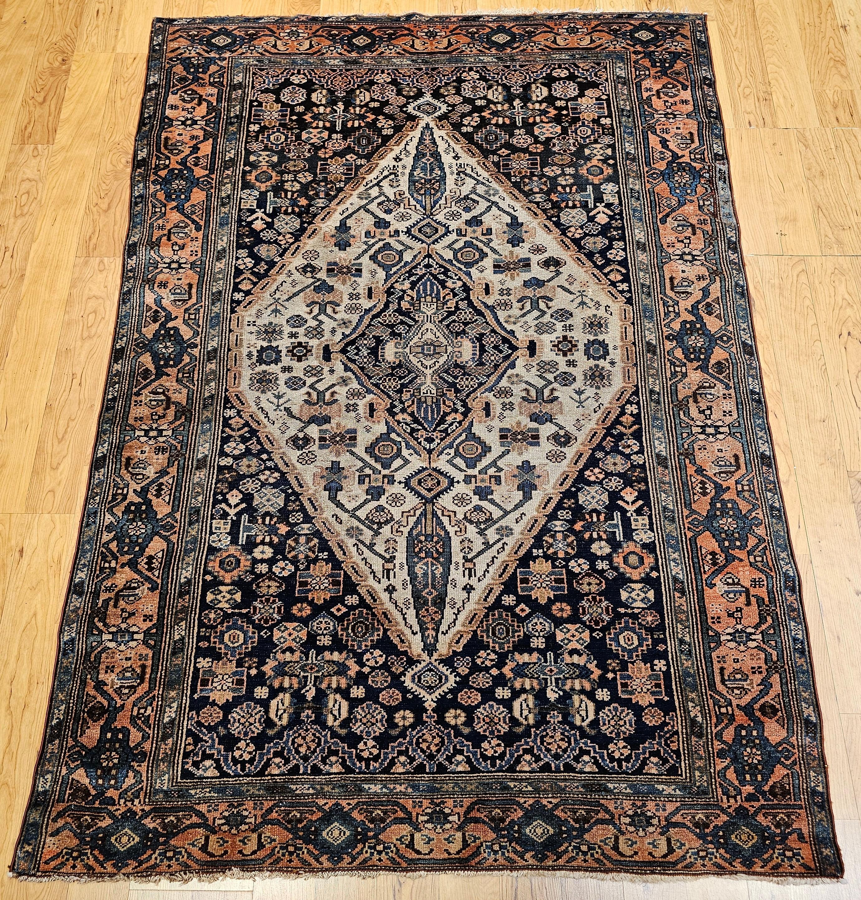Schöner persischer Malayer-Teppich mit geometrischem Medaillon-Muster aus den frühen 1900er Jahren.  Die wunderbare 
