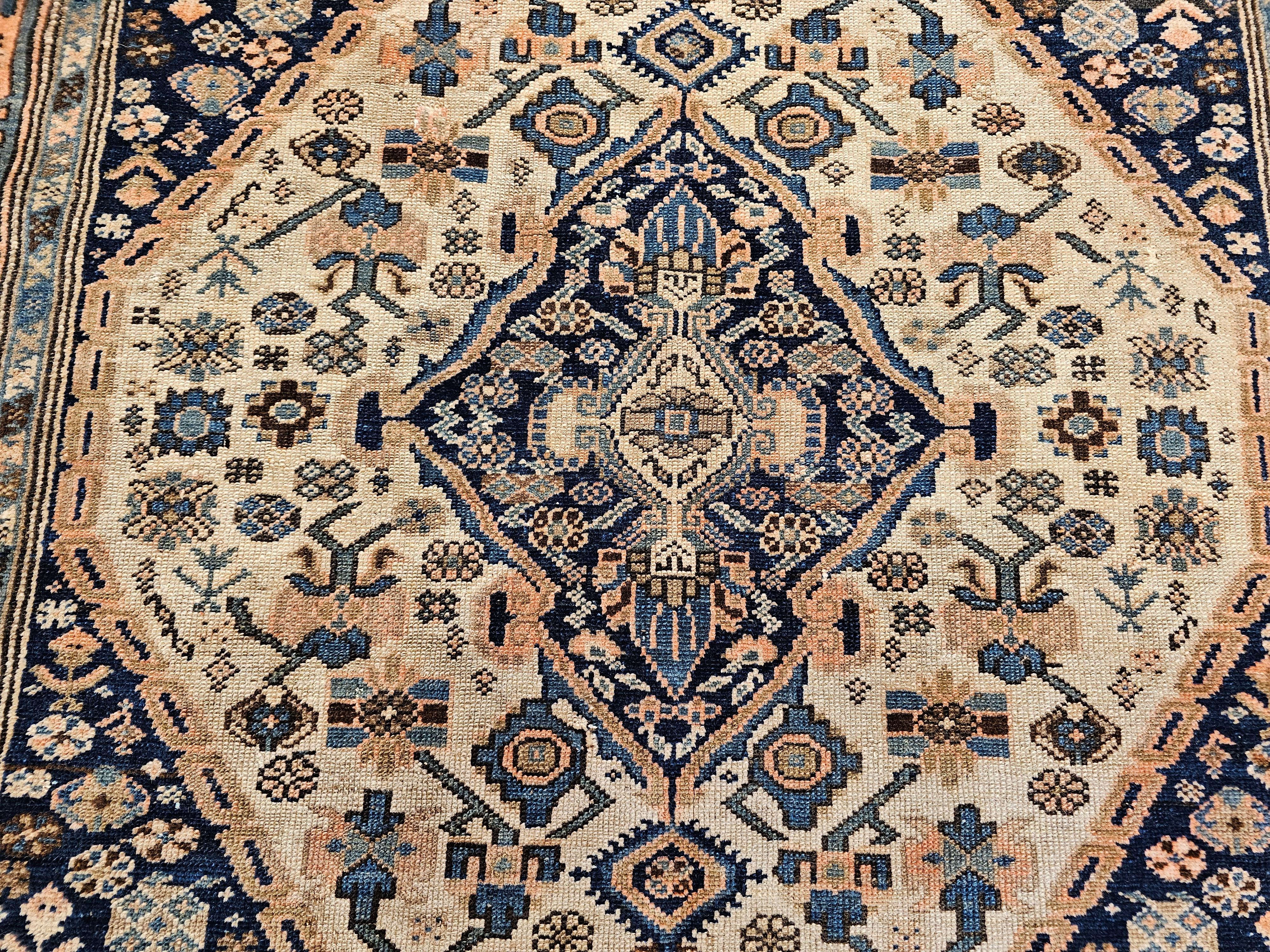 Persischer Malayer-Teppich im Vintage-Stil mit geometrischem Medaillon-Muster im Angebot 1