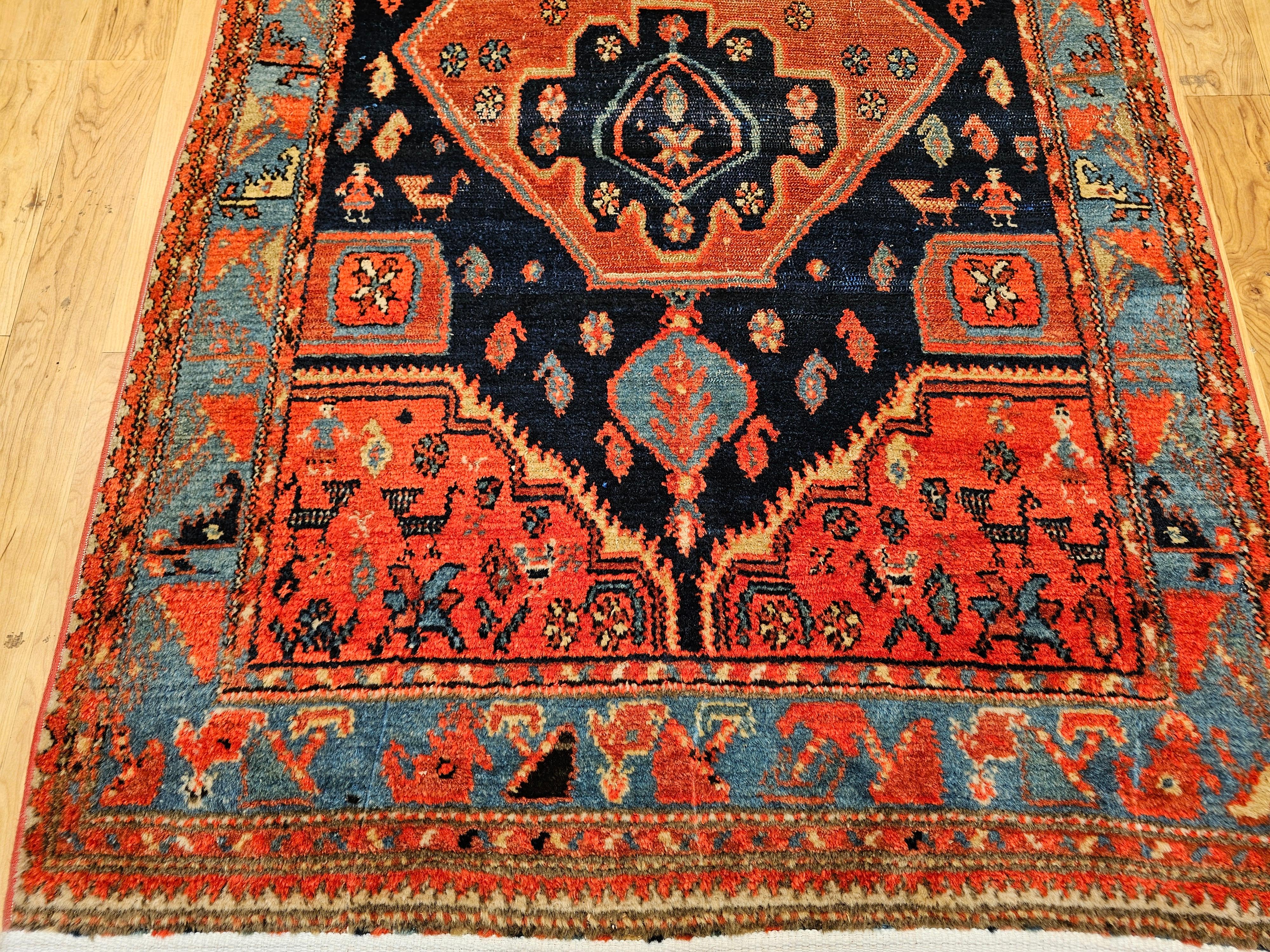 Persiano Tappeto persiano vintage Malayer con disegno a medaglione in blu navy e turchese in vendita
