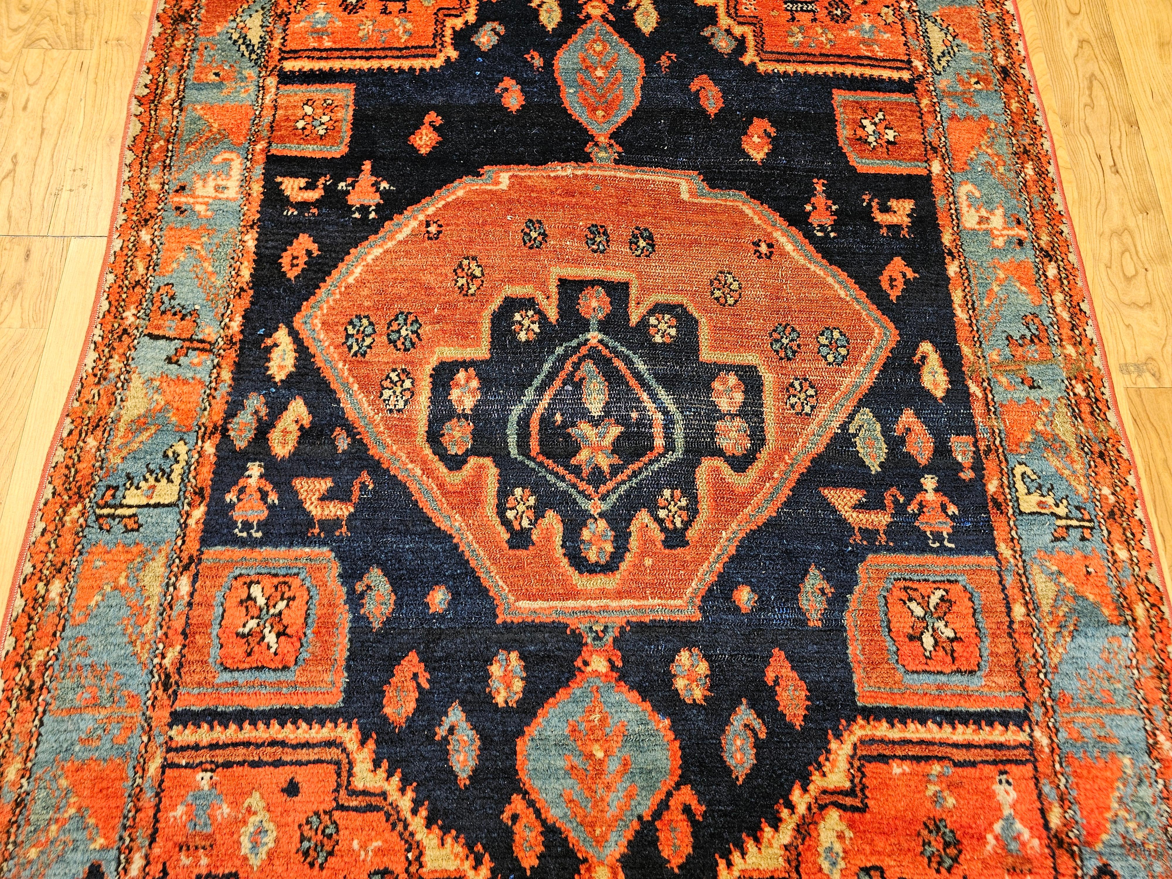 Annodato a mano Tappeto persiano vintage Malayer con disegno a medaglione in blu navy e turchese in vendita
