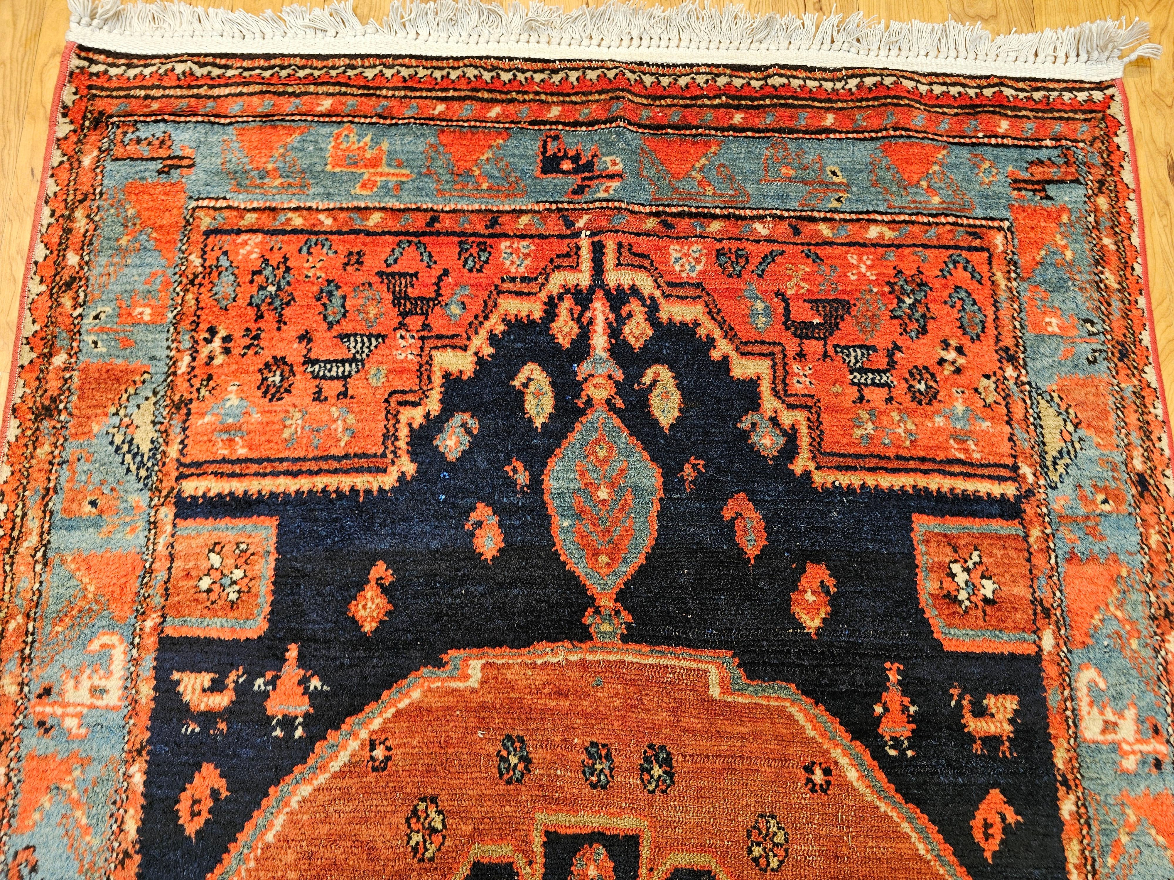Tappeto persiano vintage Malayer con disegno a medaglione in blu navy e turchese In condizioni buone in vendita a Barrington, IL
